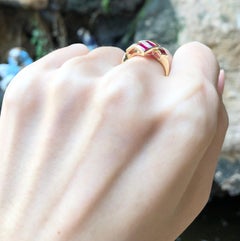 Anello con rubino e diamanti incastonati in oro 18 carati