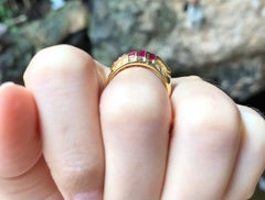Anillo de rubí con diamantes engastado en oro de 18 quilates