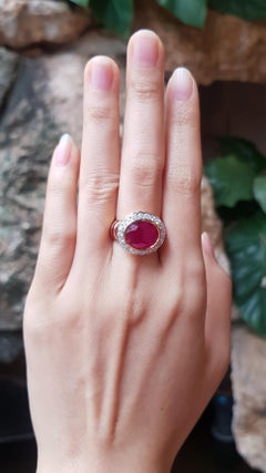 Anello con rubino e diamanti incastonati in oro 18 carati