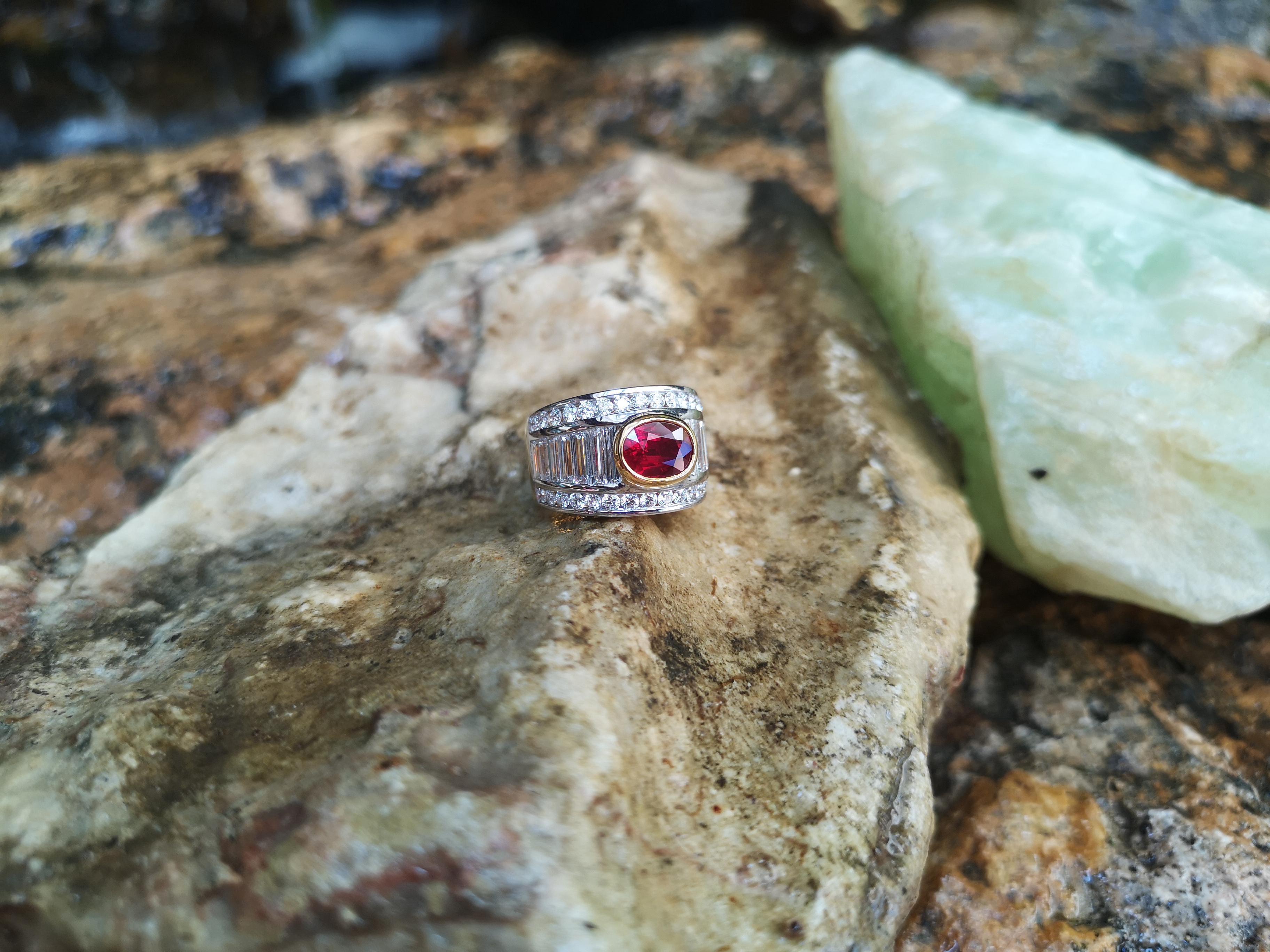 Contemporaneo Anello con rubino birmano certificato GIA e diamanti incastonati in oro 18 carati in vendita