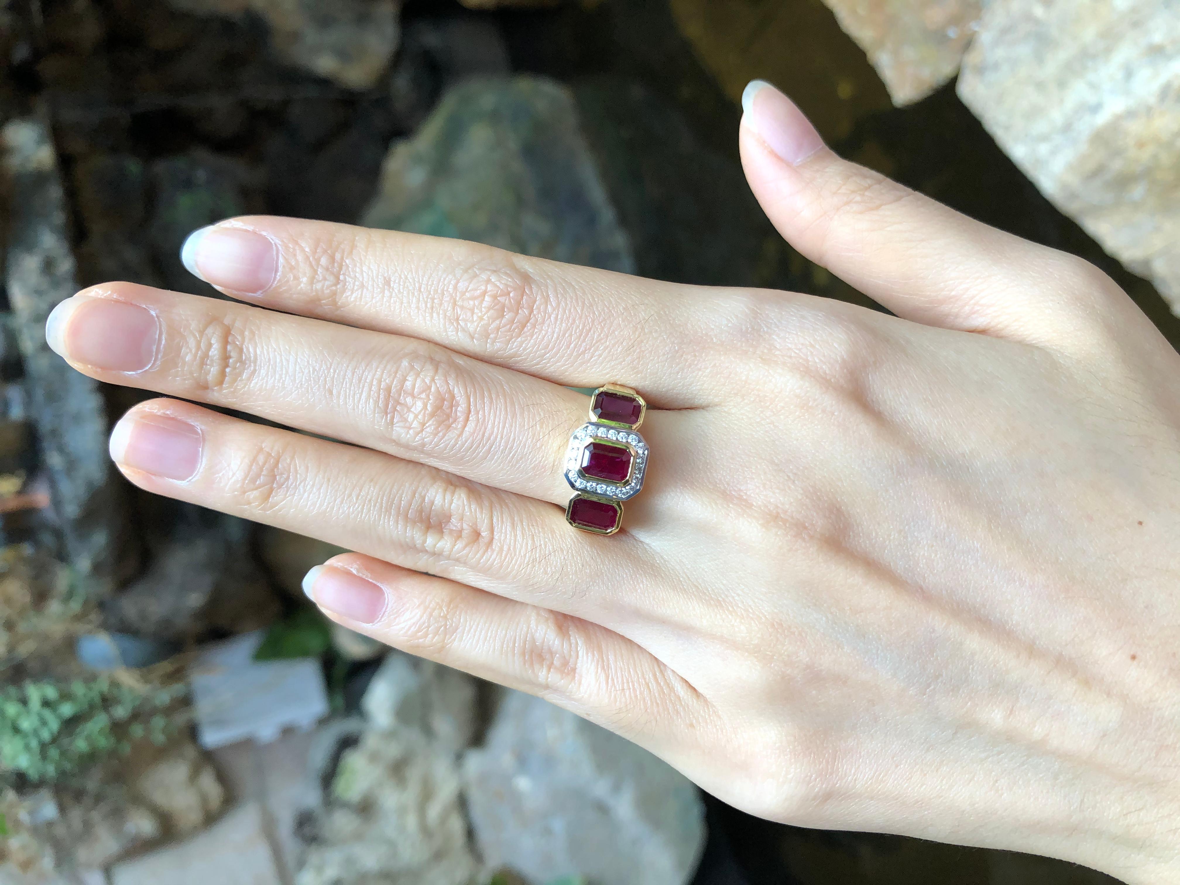 Rubin mit Diamantring in 18 Karat Gold gefasst (Zeitgenössisch) im Angebot