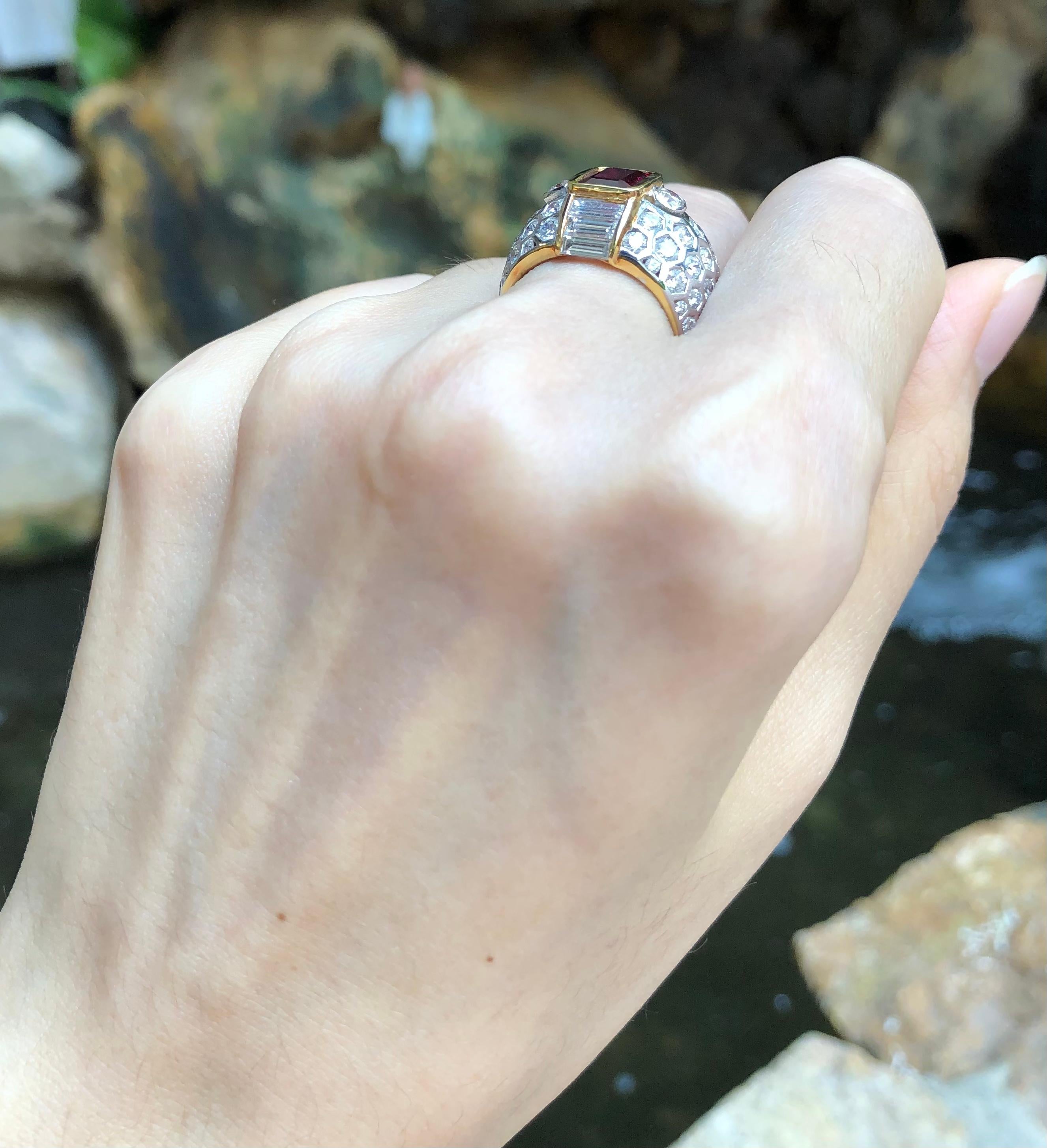 Rubin mit Diamantring in 18 Karat Gold gefasst (Art déco) im Angebot