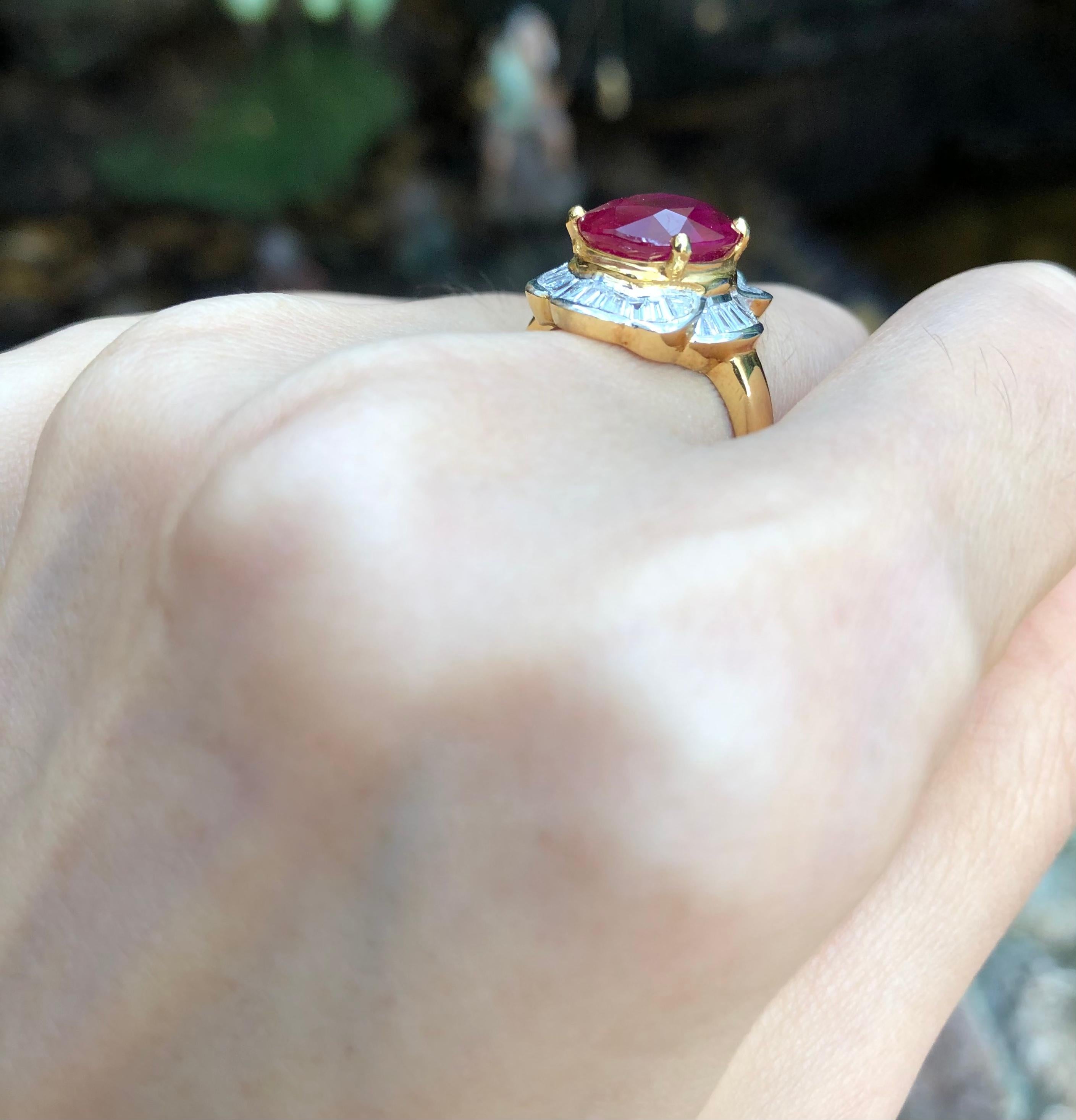 Anillo de rubí con diamantes engastado en oro de 18 quilates Art Decó en venta