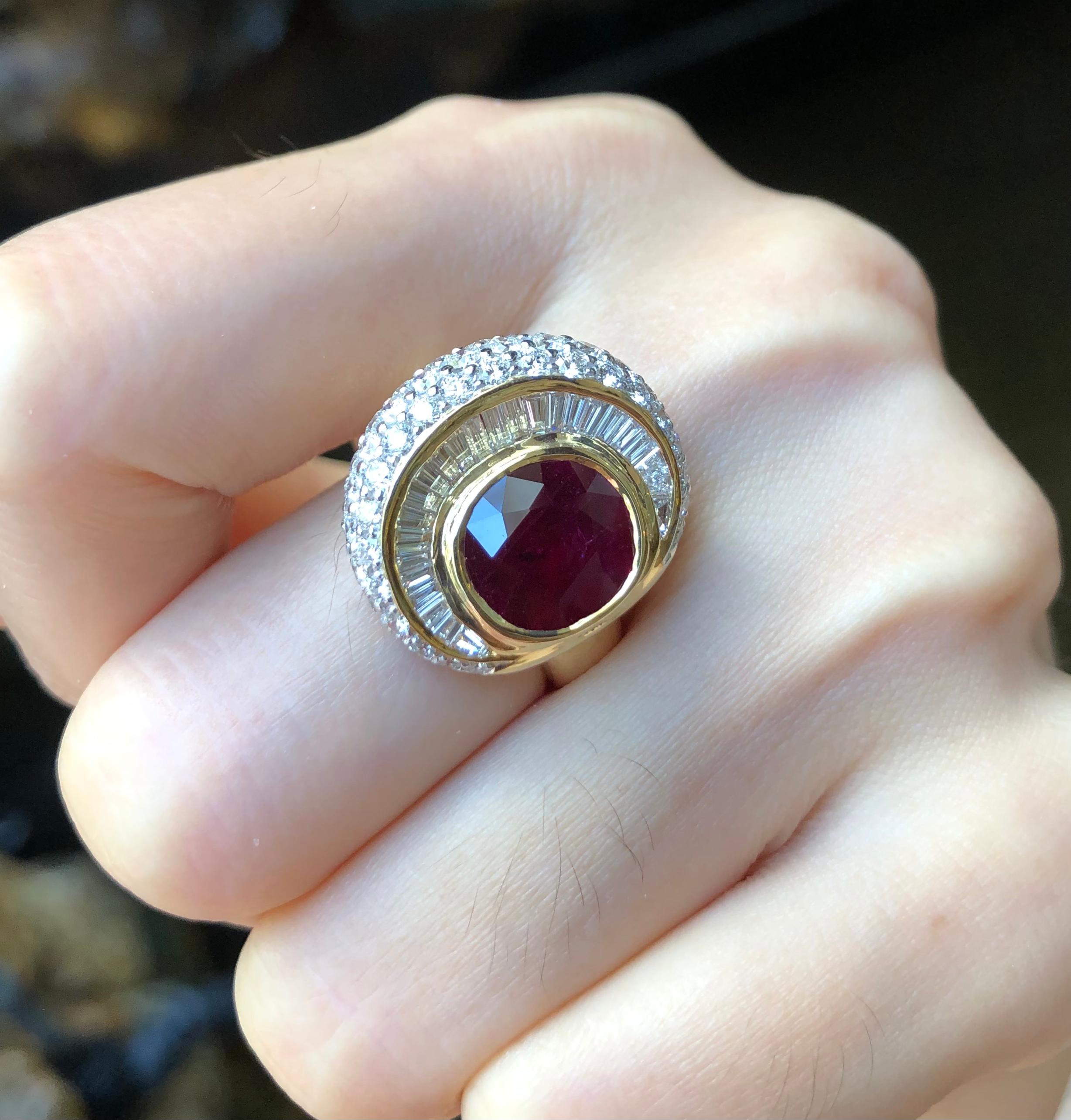 Contemporary Ruby with Diamond Ring Set in 18 Karat Gold Settings For Sale