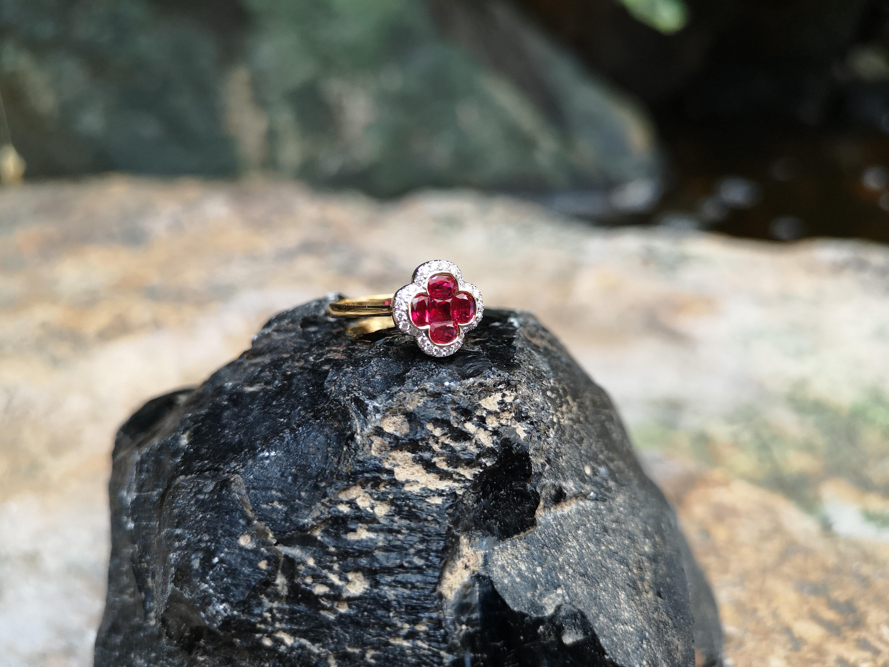 Ruby with Diamond Clover Ring Set in 18 Karat Gold Settings In New Condition For Sale In Bangkok, TH