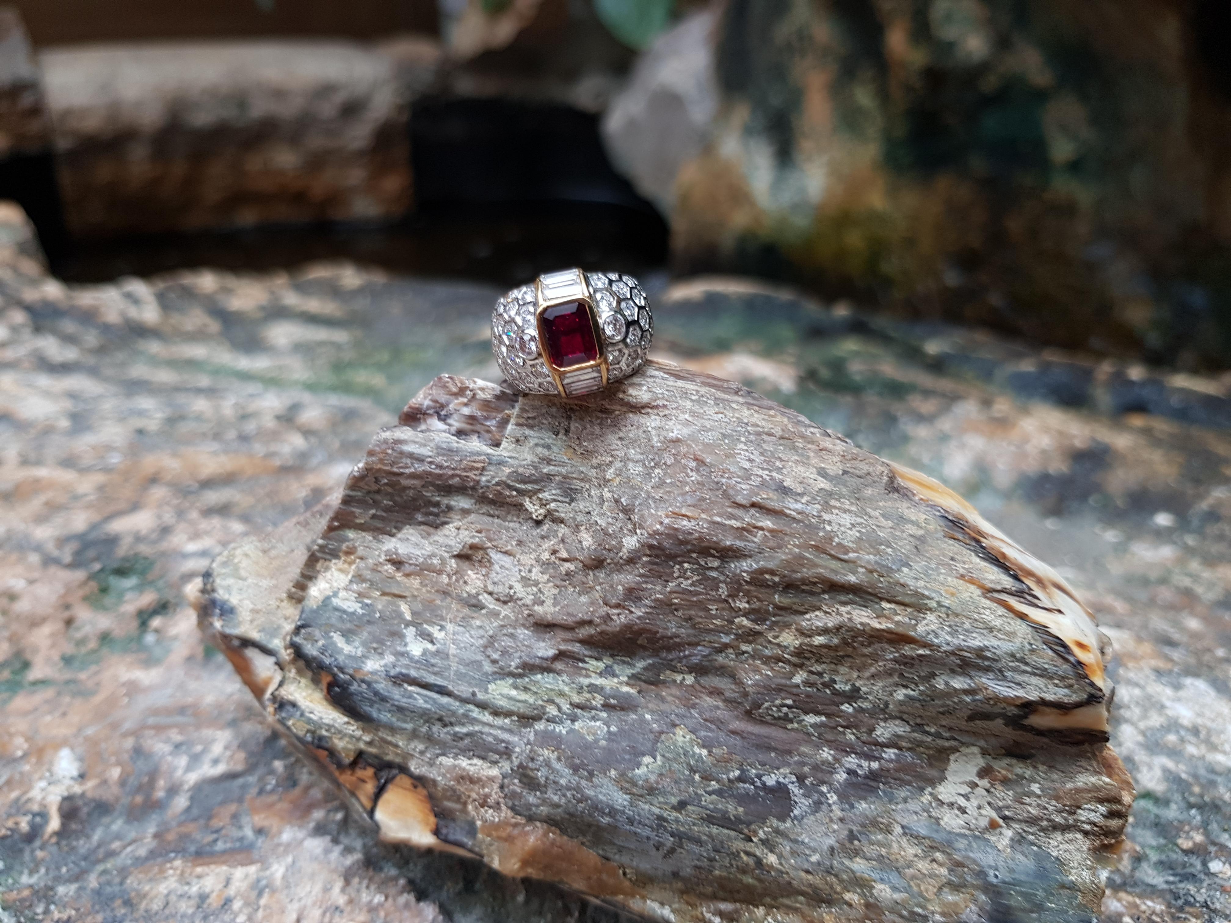 Rubin mit Diamantring in 18 Karat Gold gefasst (Gemischter Schliff) im Angebot