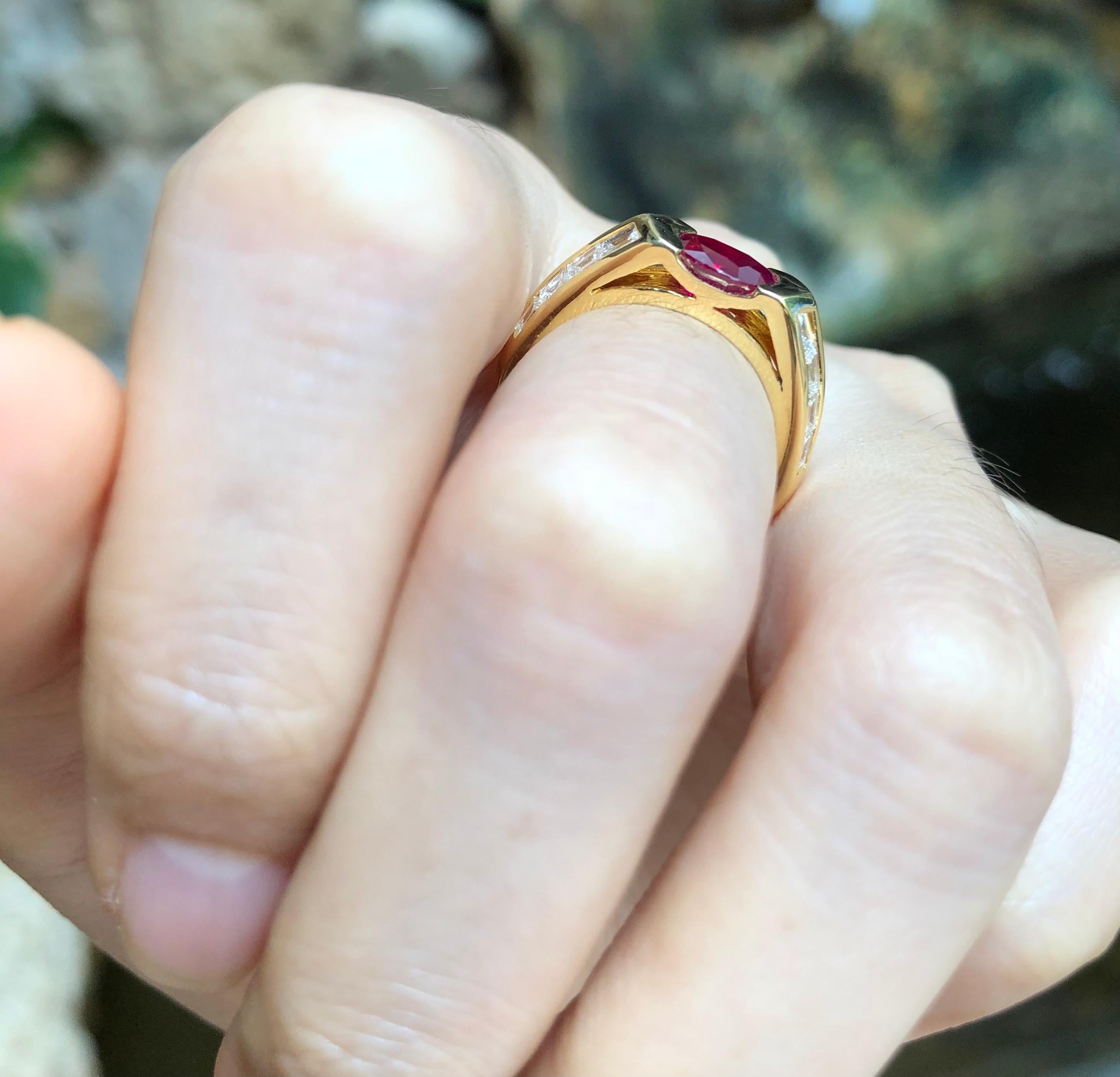 Rubin mit Diamantring in 18 Karat Gold gefasst (Ovalschliff) im Angebot