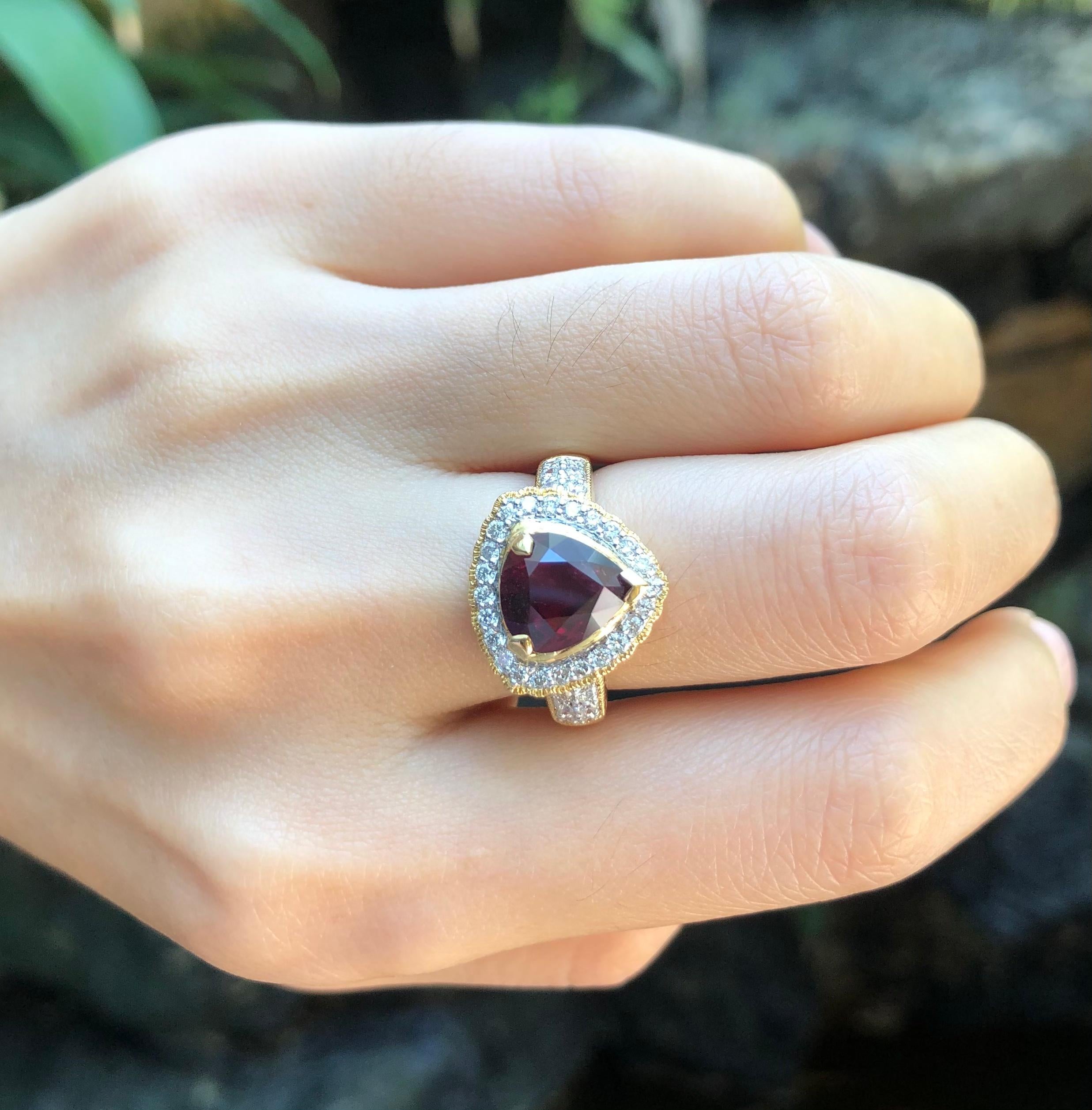 Taille écusson Bague en or 18 carats sertie d'un rubis et de diamants en vente