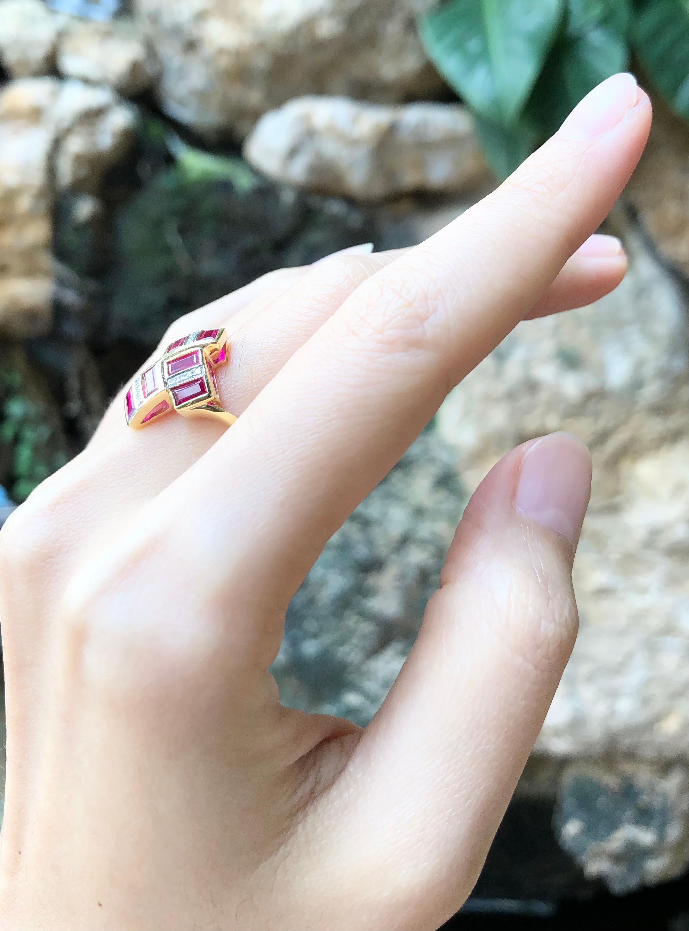 Anillo de rubí con diamantes engastado en oro de 18 quilates Corte baguette en venta
