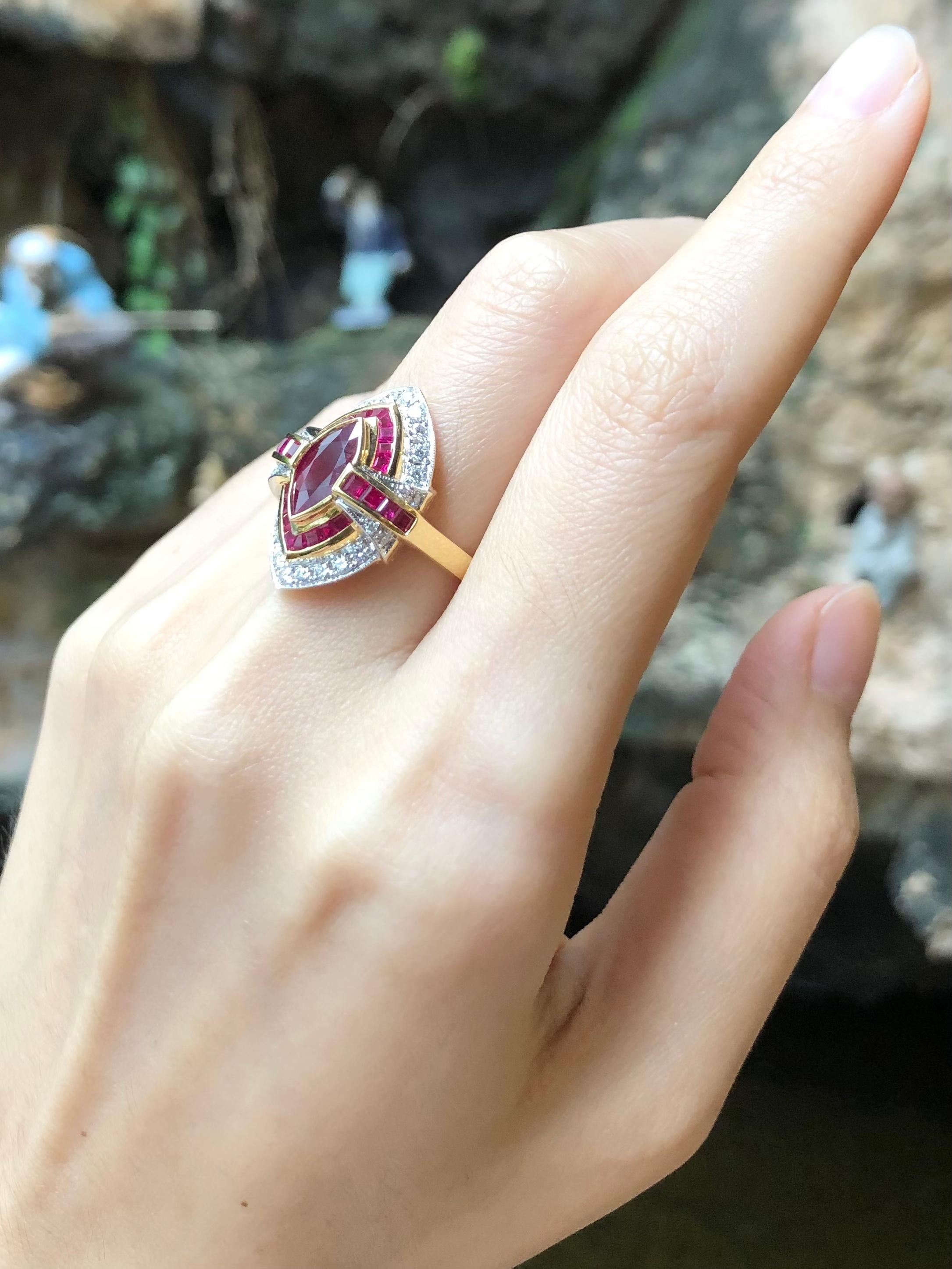 Rubin mit Diamantring in 18 Karat Gold gefasst (Gemischter Schliff)