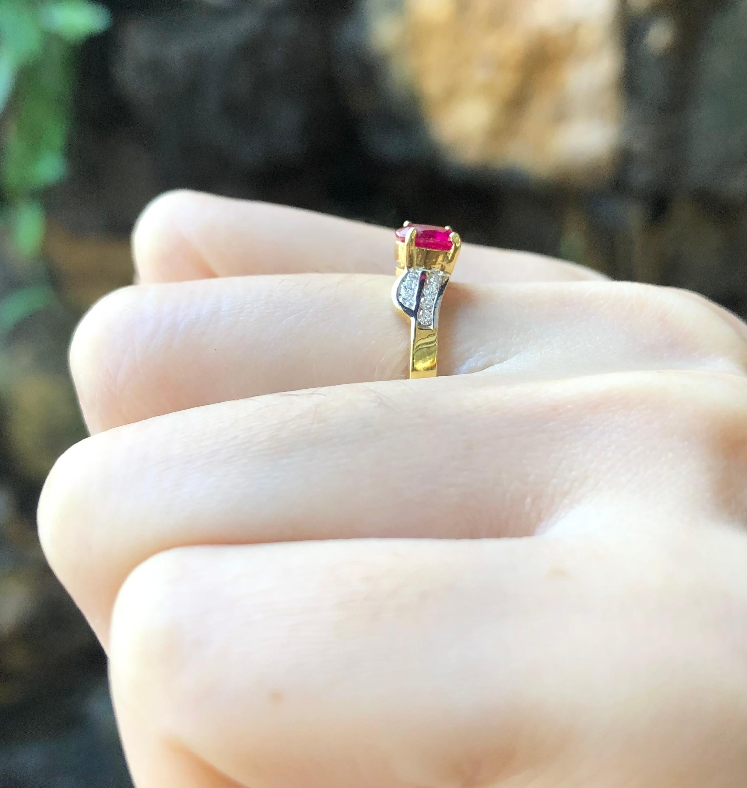 Rubinrot  mit Diamant  Ring in 18 Karat Goldfassung im Zustand „Neu“ im Angebot in Bangkok, TH