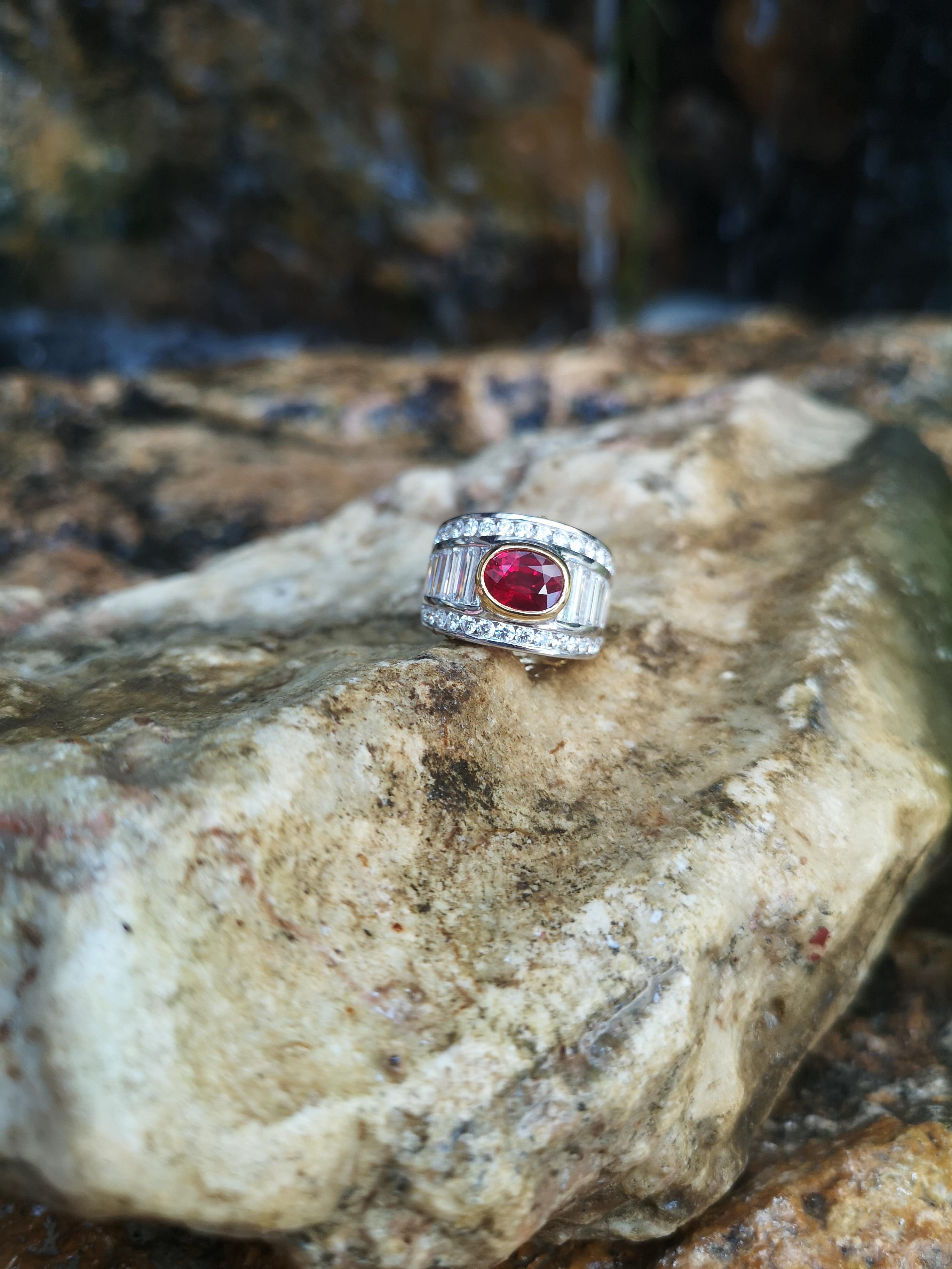 Anello con rubino birmano certificato GIA e diamanti incastonati in oro 18 carati In condizioni Nuovo in vendita a Bangkok, TH