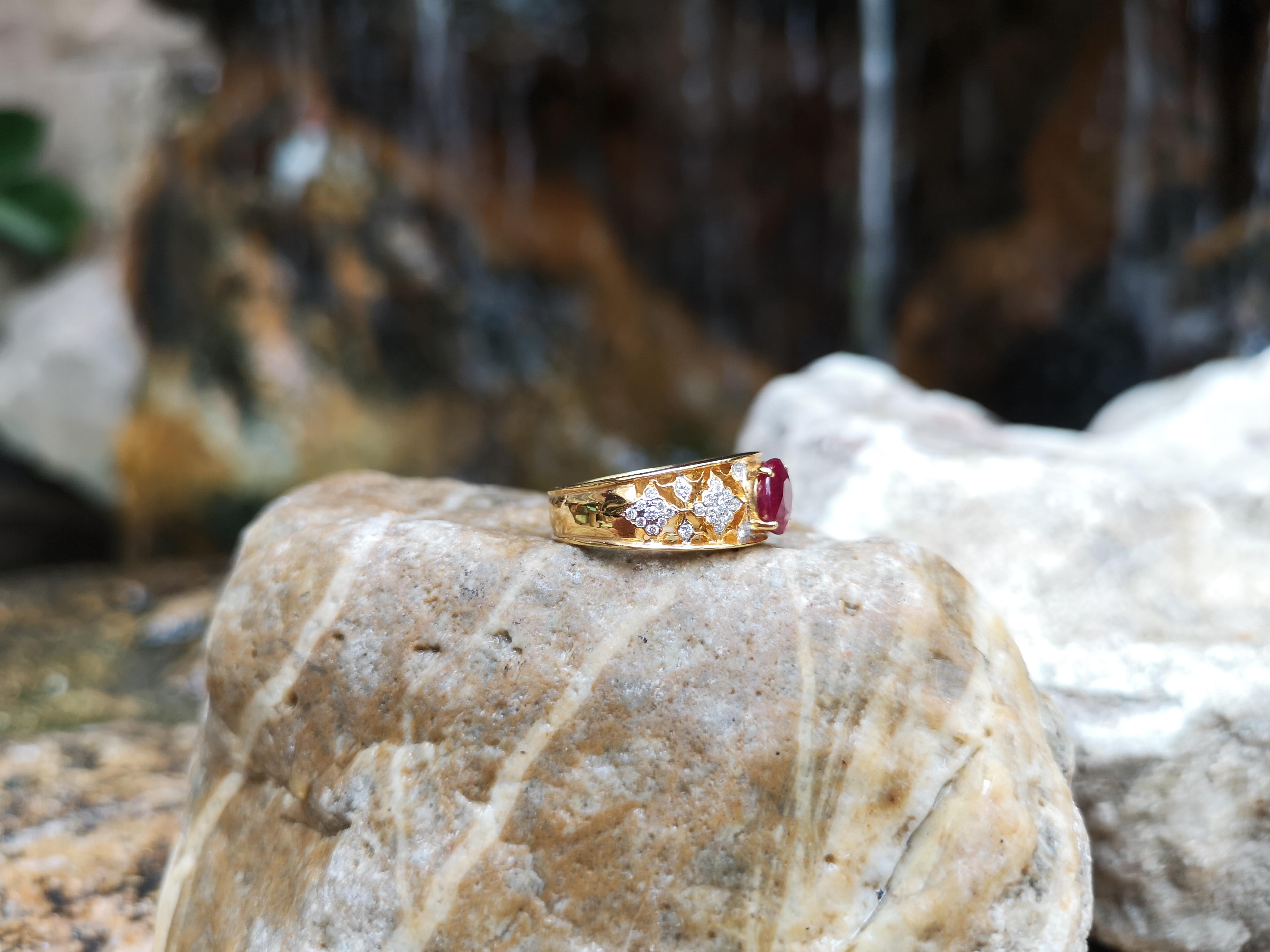 Round Cut Ruby with Diamond Ring Set in 18 Karat Gold Settings For Sale