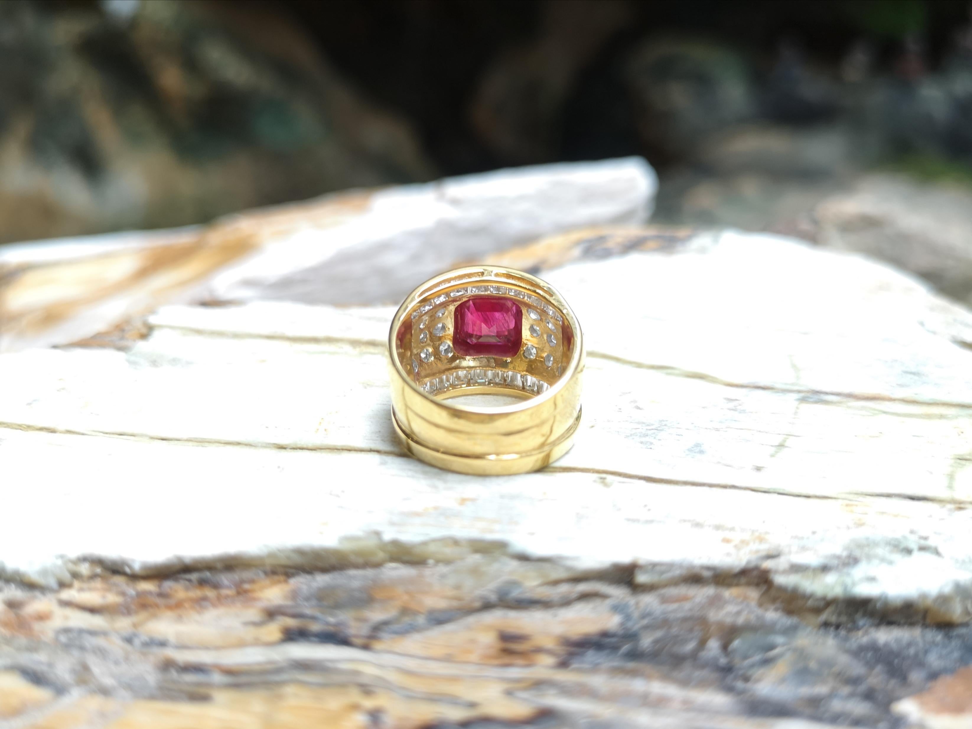 Bague en or 18 carats avec rubis et diamants Neuf - En vente à Bangkok, TH