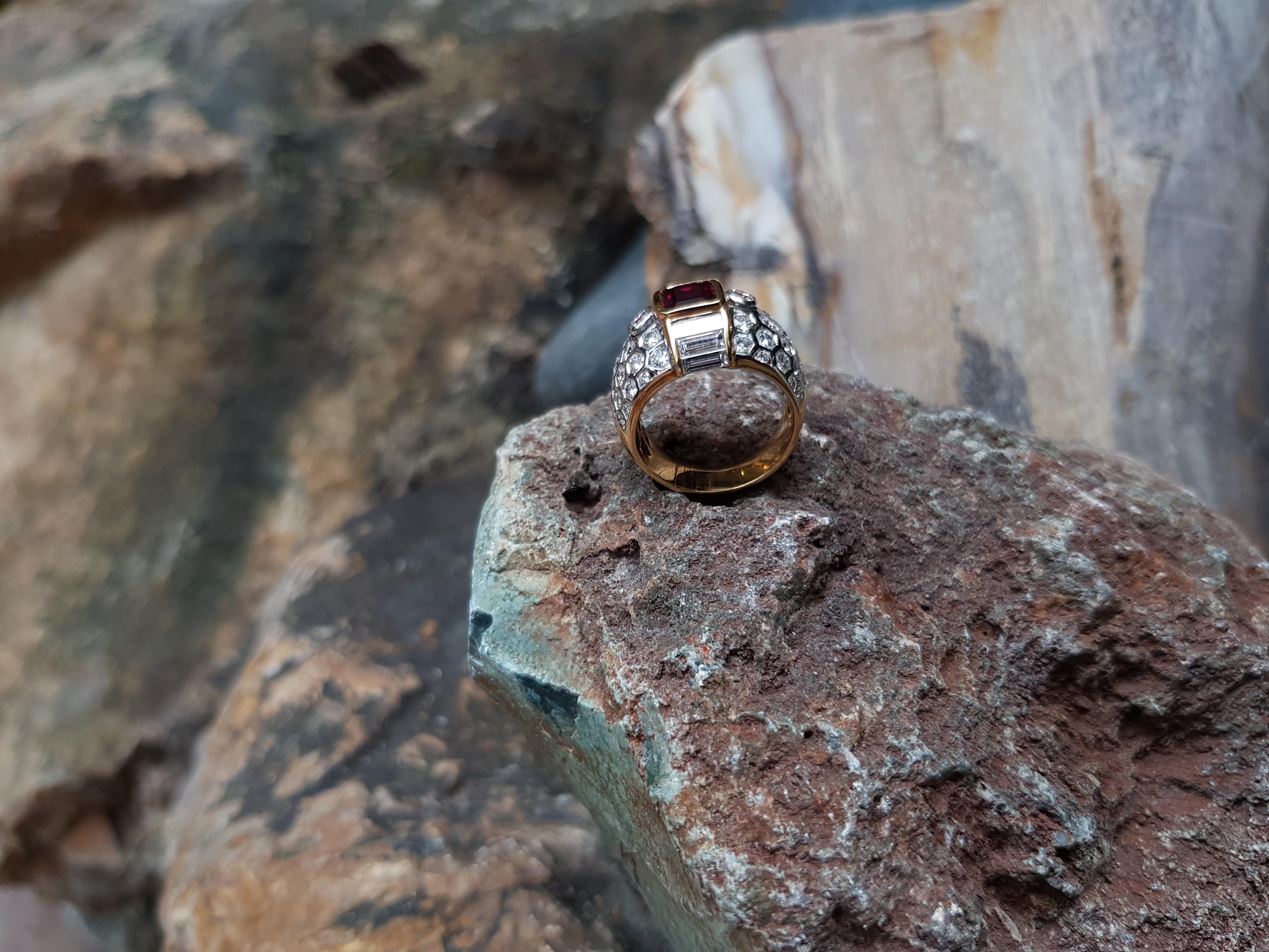 Rubin mit Diamantring in 18 Karat Gold gefasst im Zustand „Neu“ im Angebot in Bangkok, TH