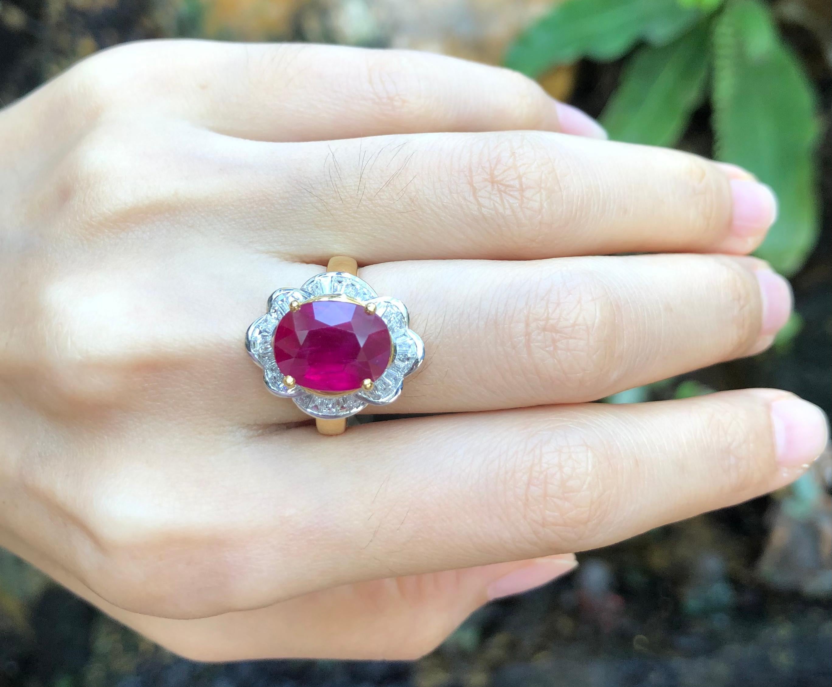 Anillo de rubí con diamantes engastado en oro de 18 quilates en Nuevo estado para la venta en Bangkok, TH