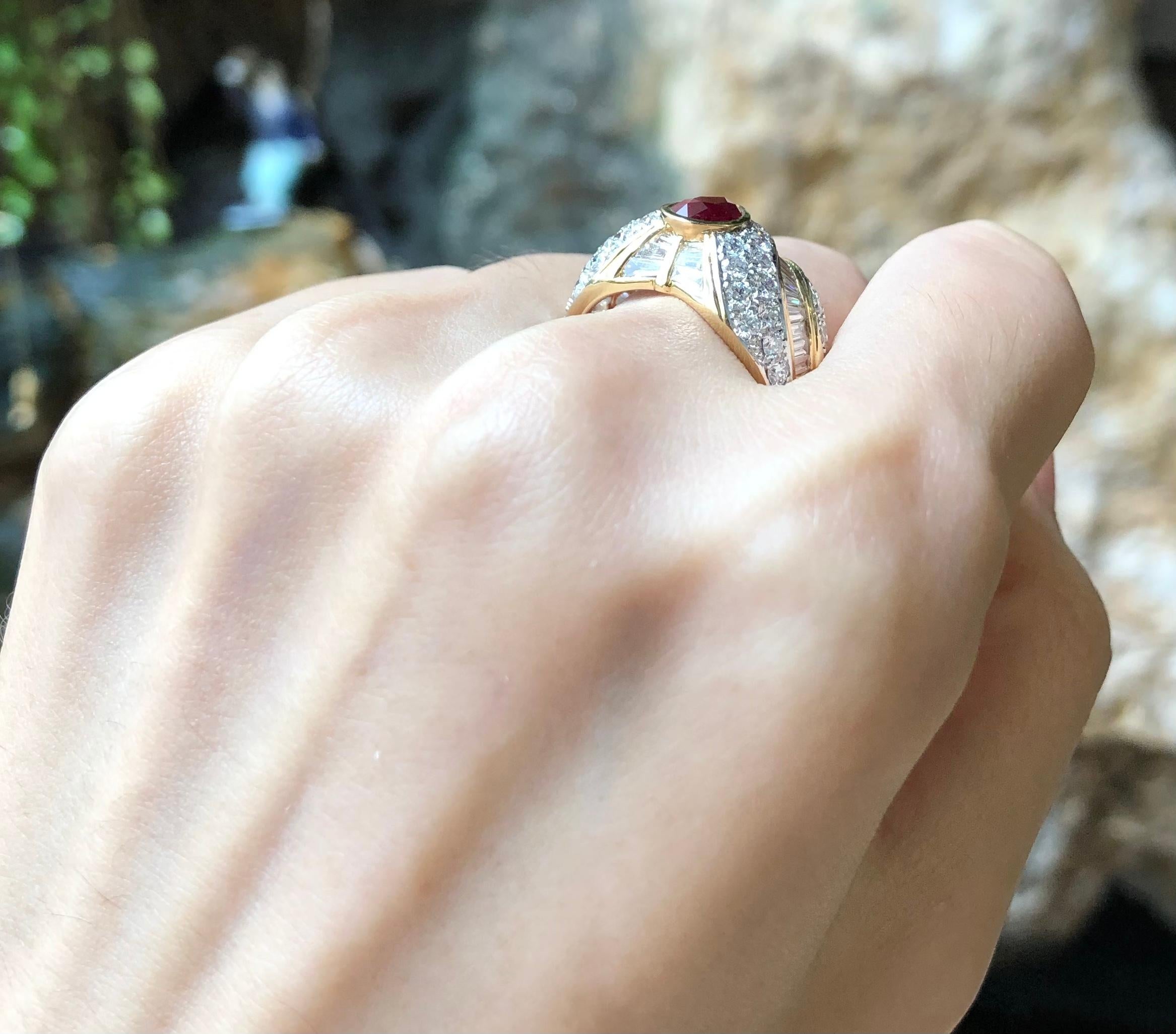 Anello con rubino e diamanti incastonati in oro 18 carati In condizioni Nuovo in vendita a Bangkok, TH
