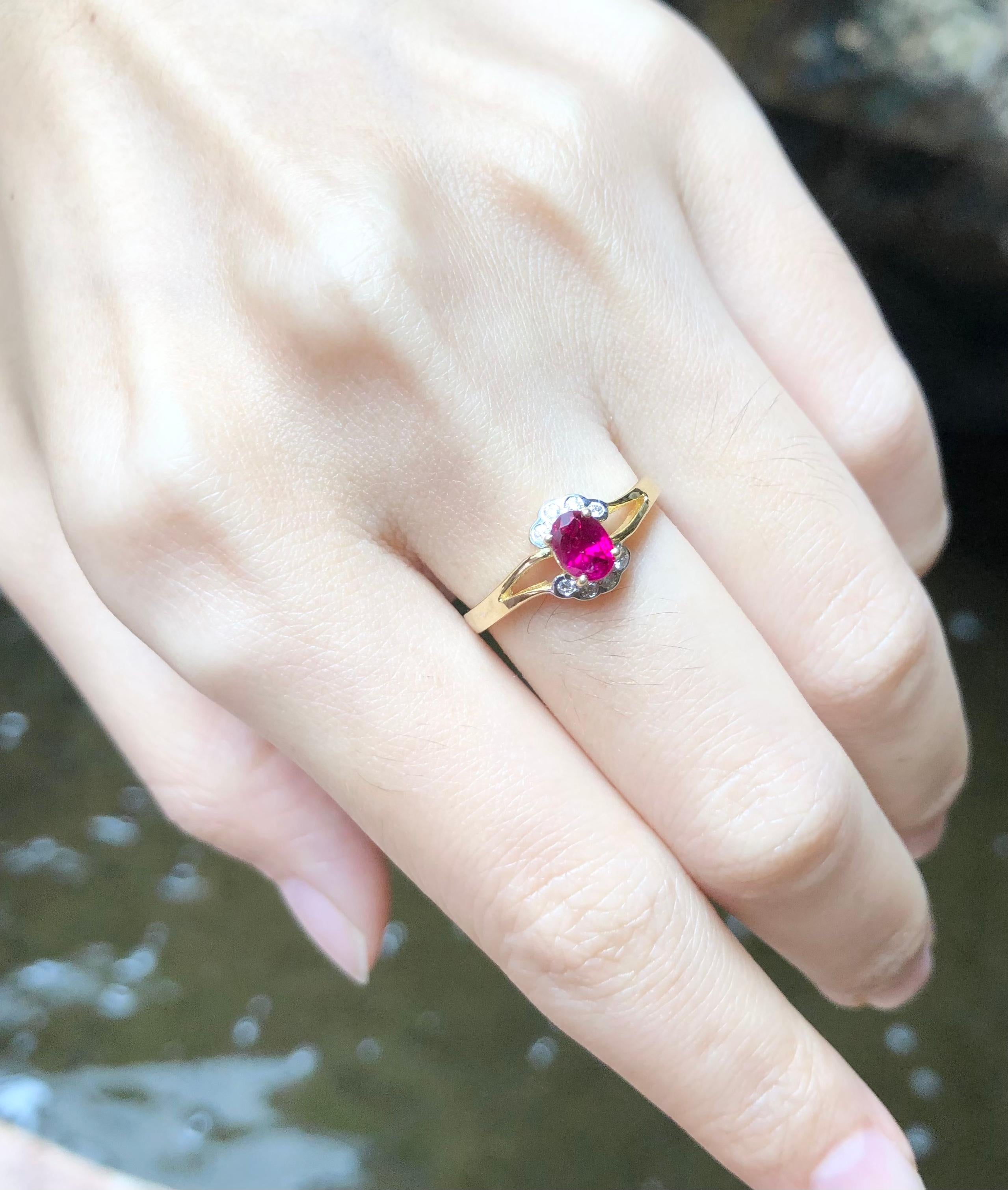 Rubin mit Diamantring in 18 Karat Gold gefasst im Zustand „Neu“ im Angebot in Bangkok, TH