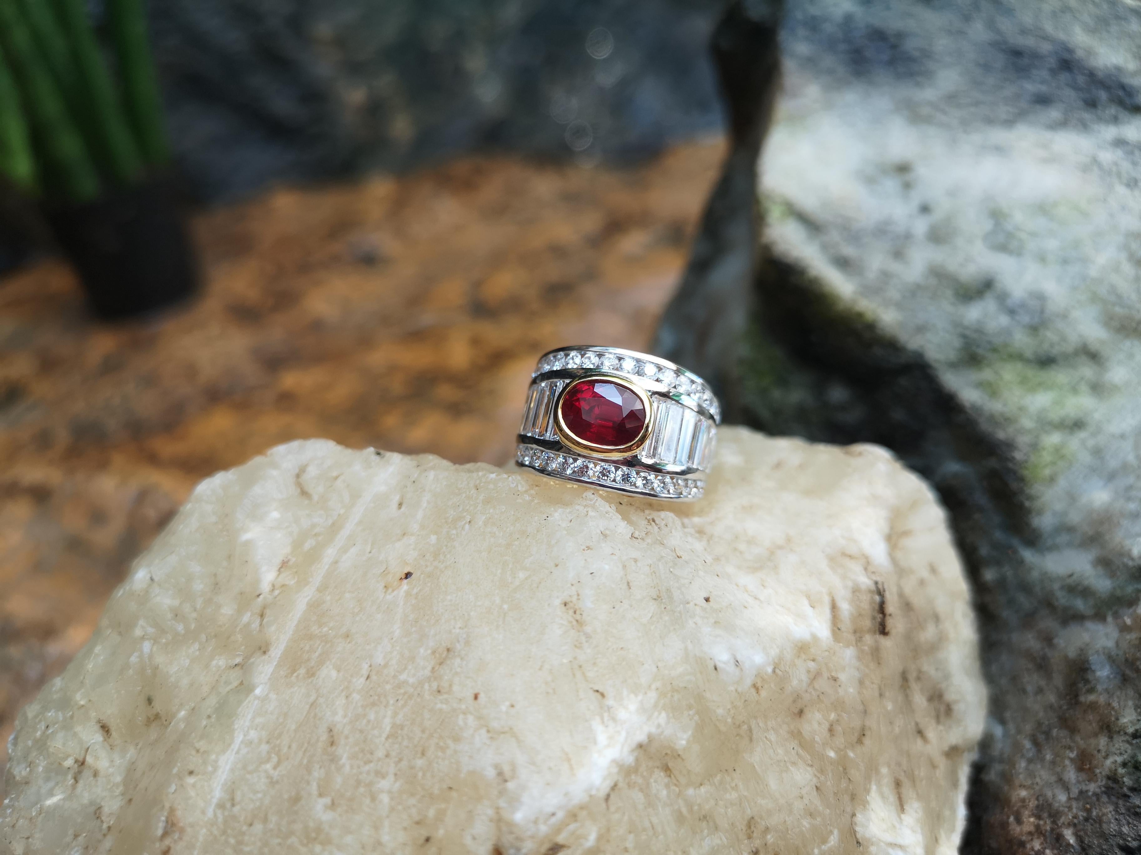 Anello con rubino birmano certificato GIA e diamanti incastonati in oro 18 carati in vendita 1