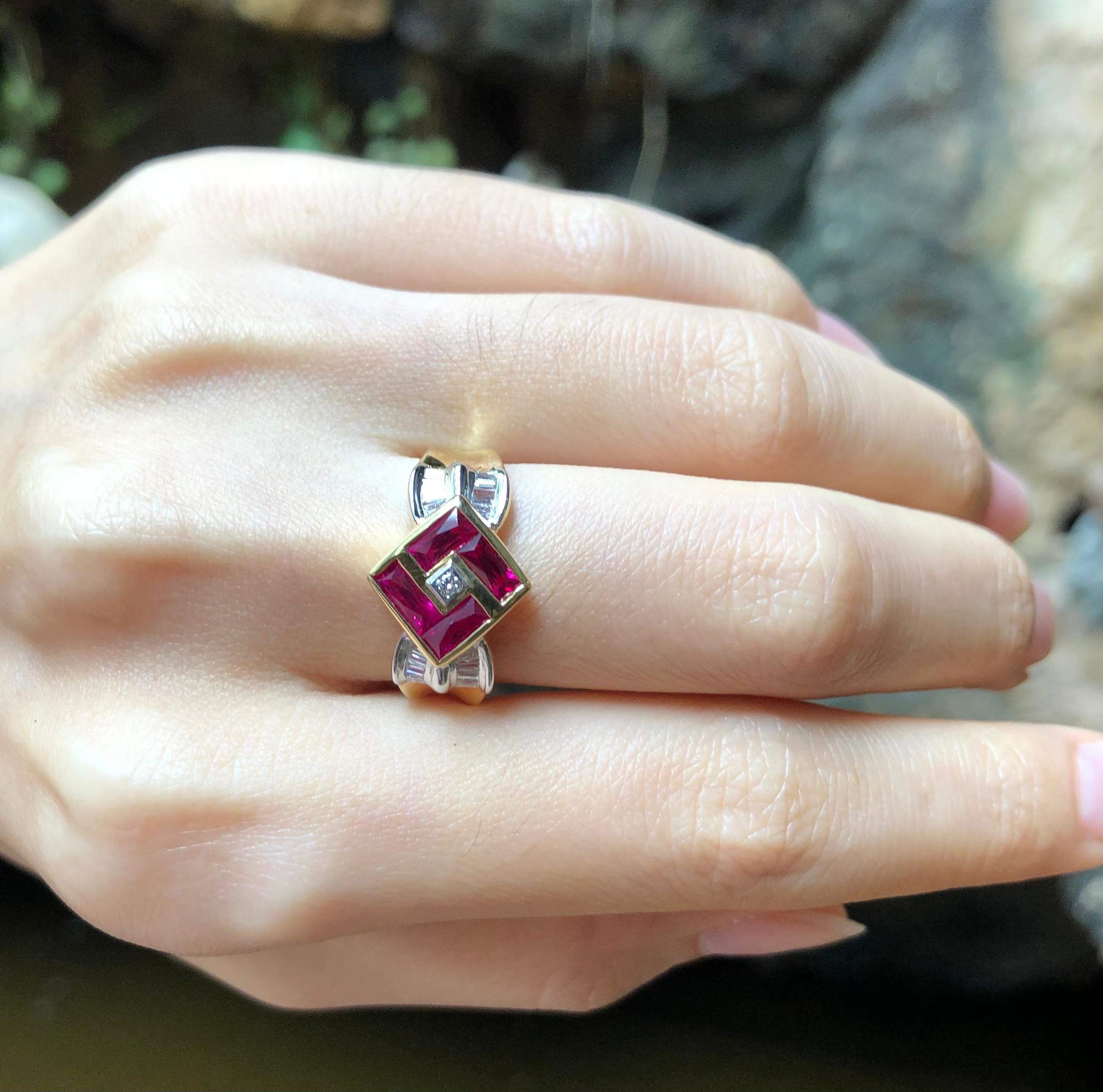 Anello con rubino e diamanti incastonati in oro 18 carati in vendita 1