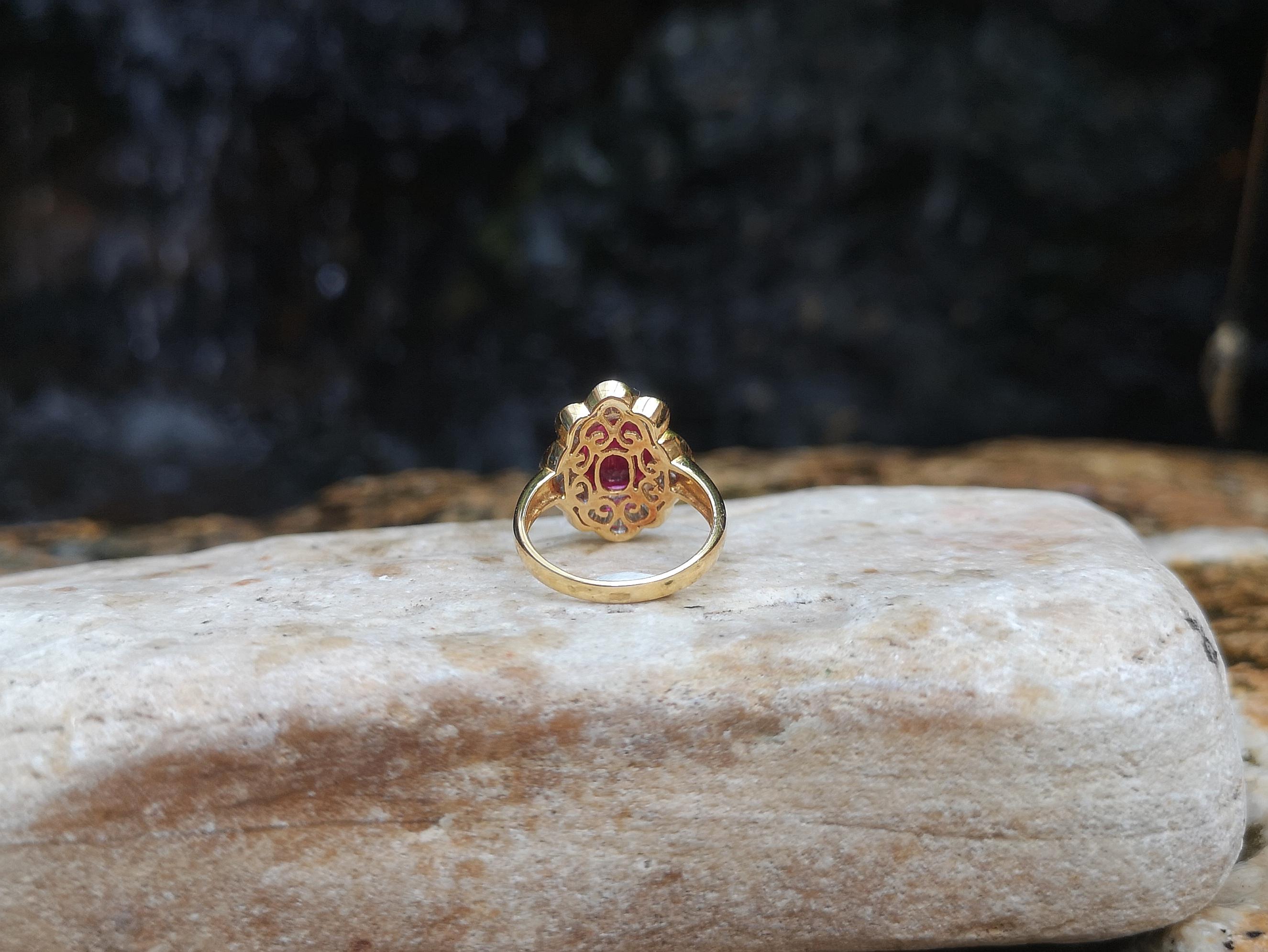 Anillo de rubí con diamantes engastado en oro de 18 quilates en venta 1