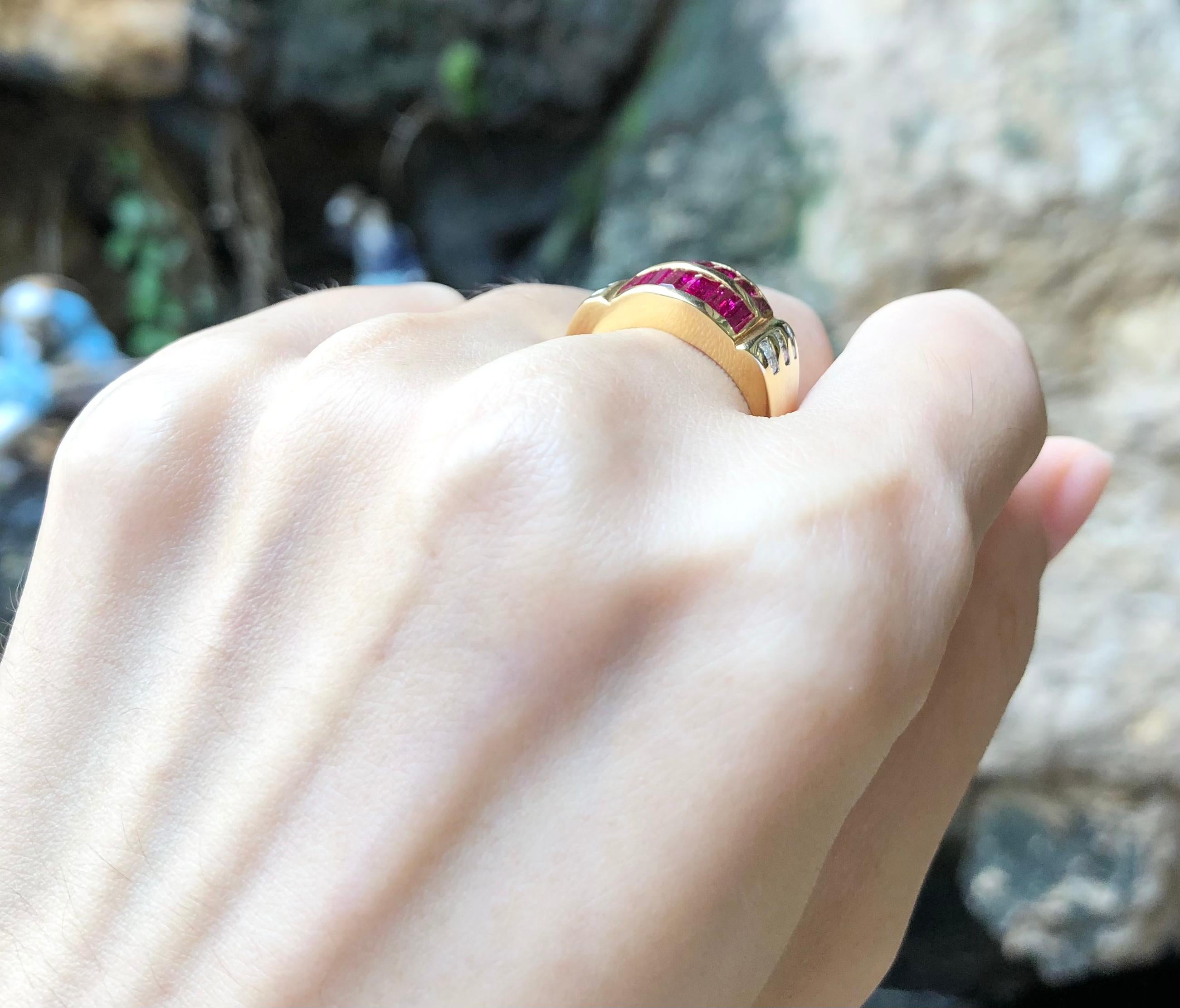Anello con rubino e diamanti incastonati in oro 18 carati in vendita 1