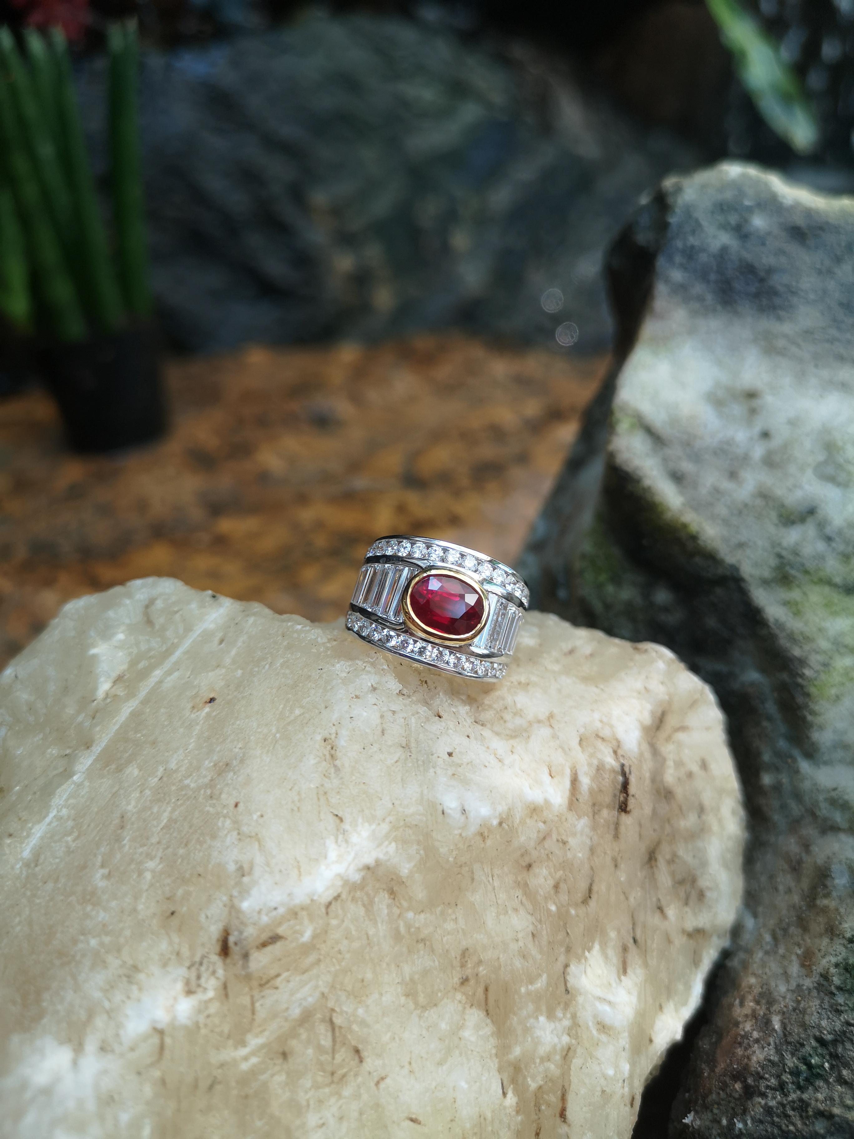 Anello con rubino birmano certificato GIA e diamanti incastonati in oro 18 carati in vendita 2