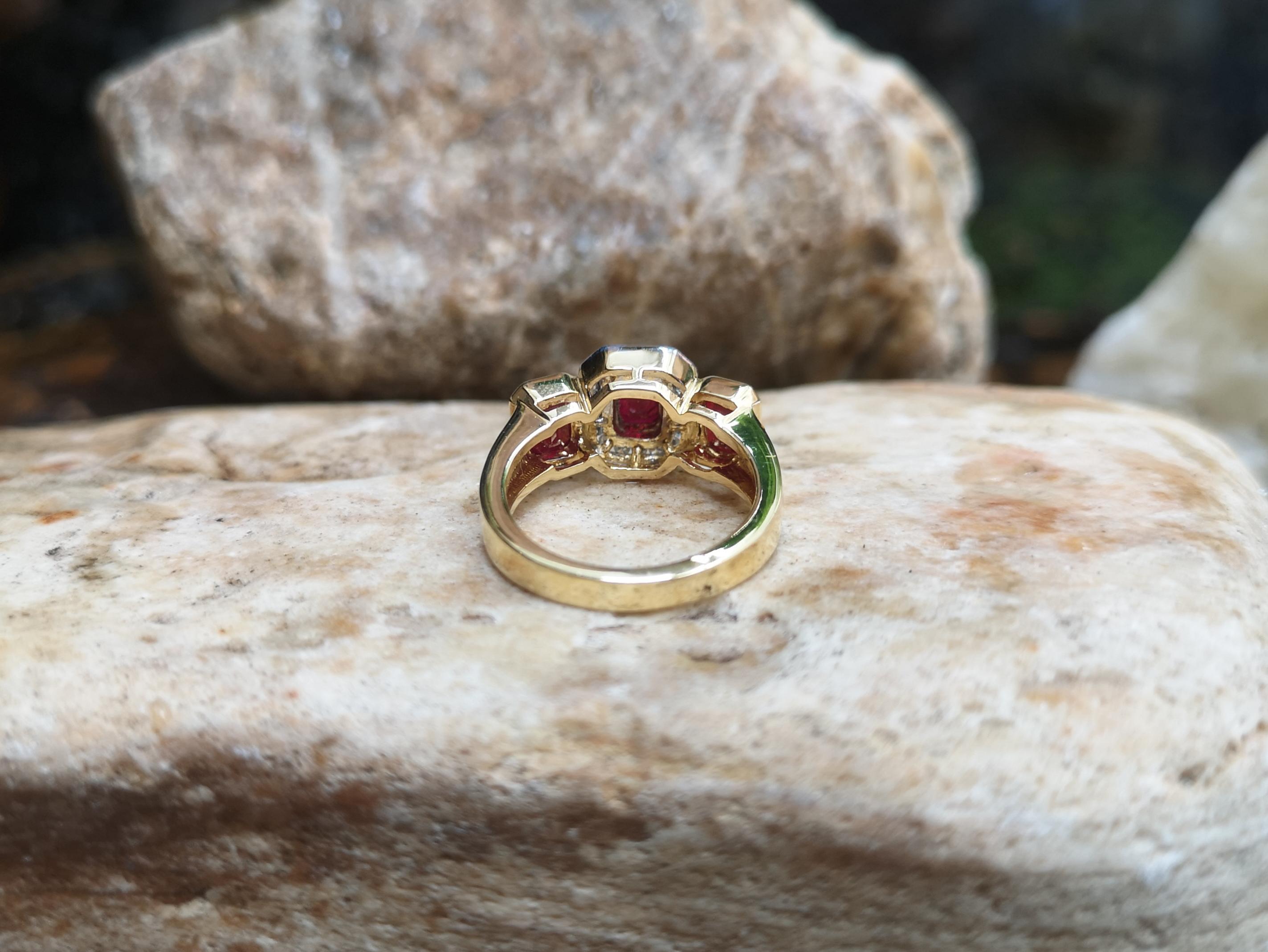 Rubin mit Diamantring in 18 Karat Gold gefasst im Angebot 2