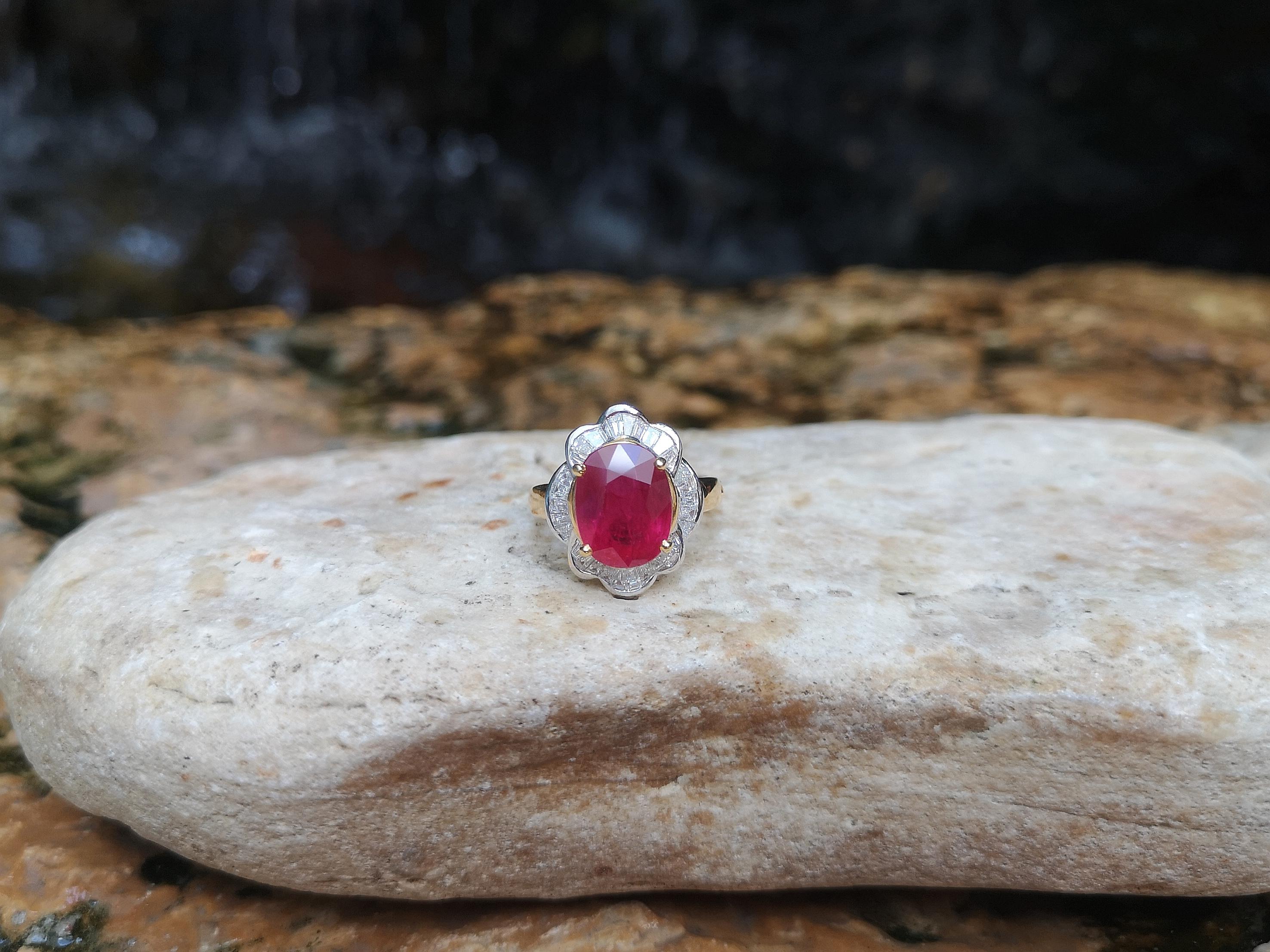 Anillo de rubí con diamantes engastado en oro de 18 quilates en venta 2