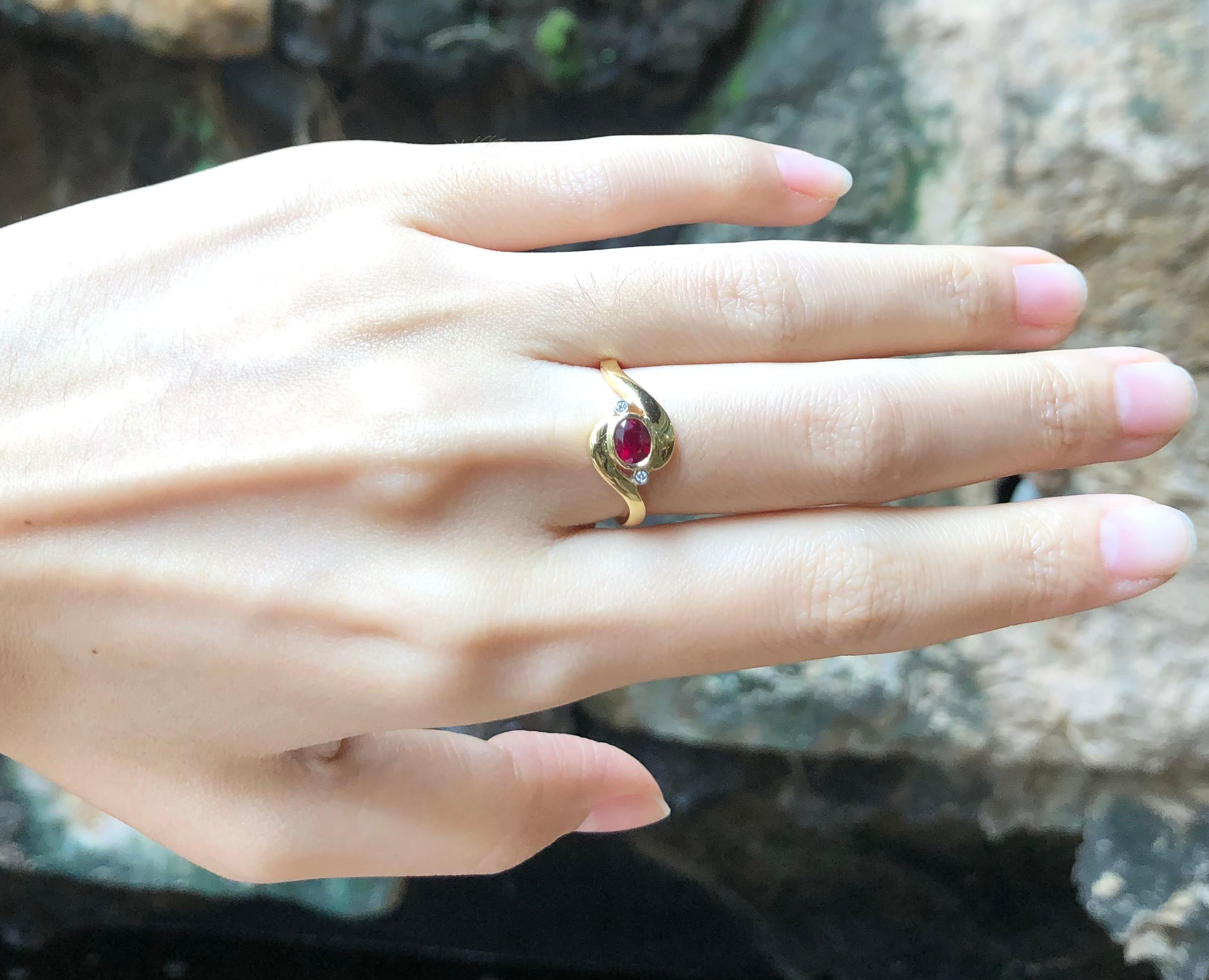 Anillo de rubí con diamantes engastado en oro de 18 quilates en venta 2