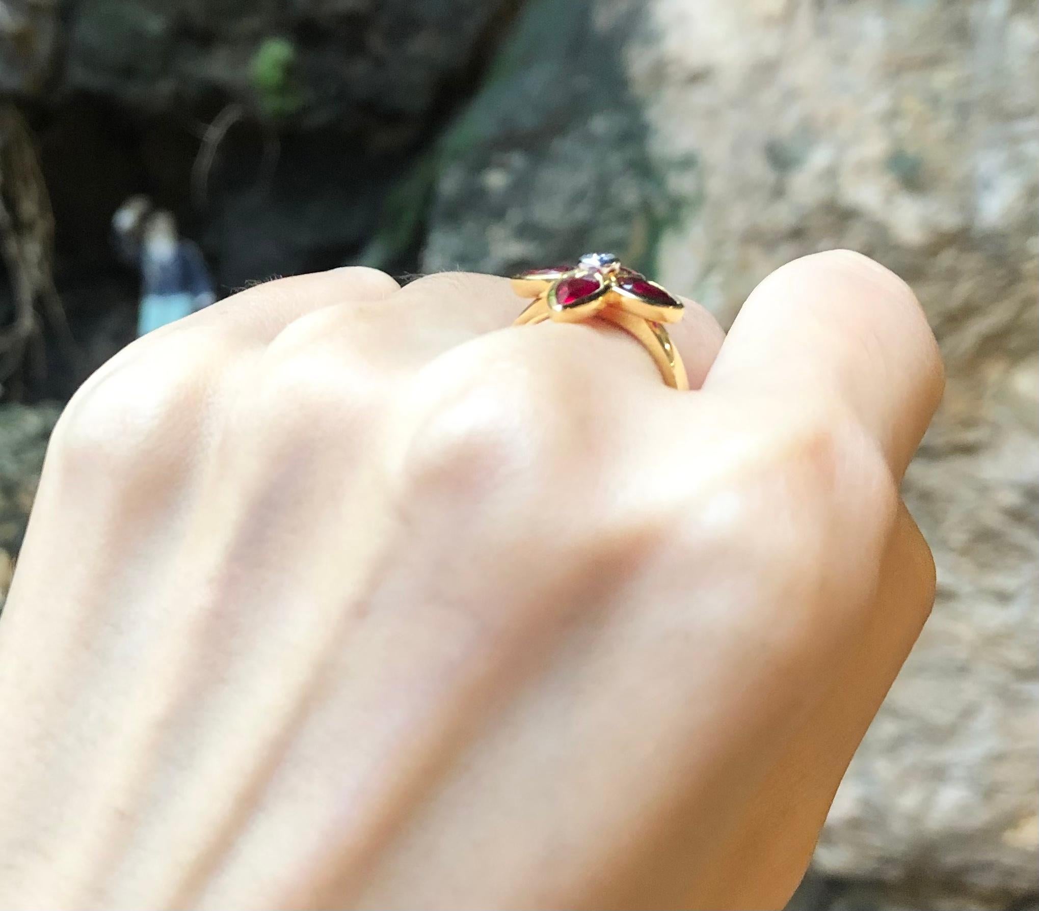 Anello con rubino e diamanti incastonati in oro 18 carati in vendita 2