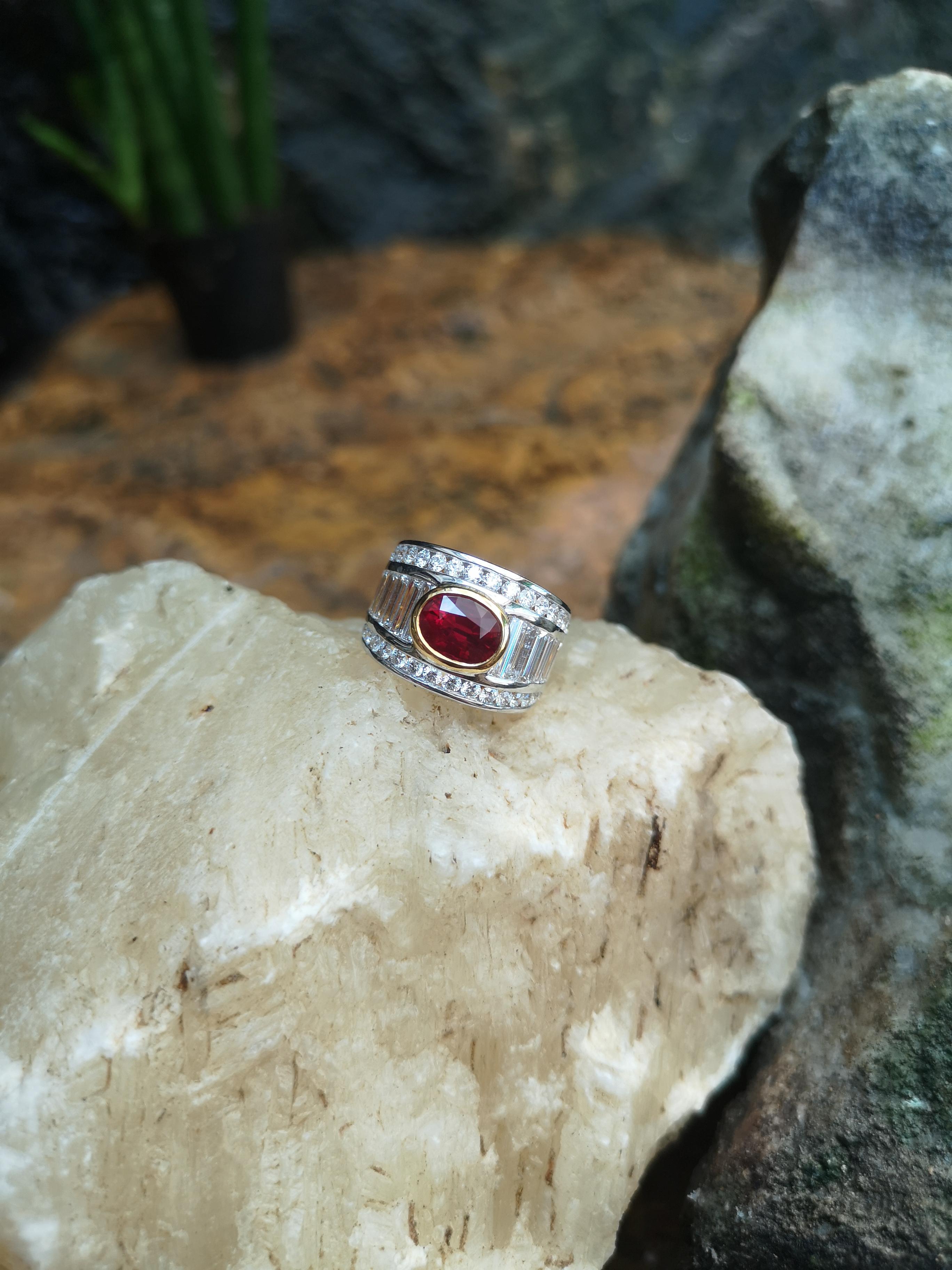 Anello con rubino birmano certificato GIA e diamanti incastonati in oro 18 carati in vendita 3