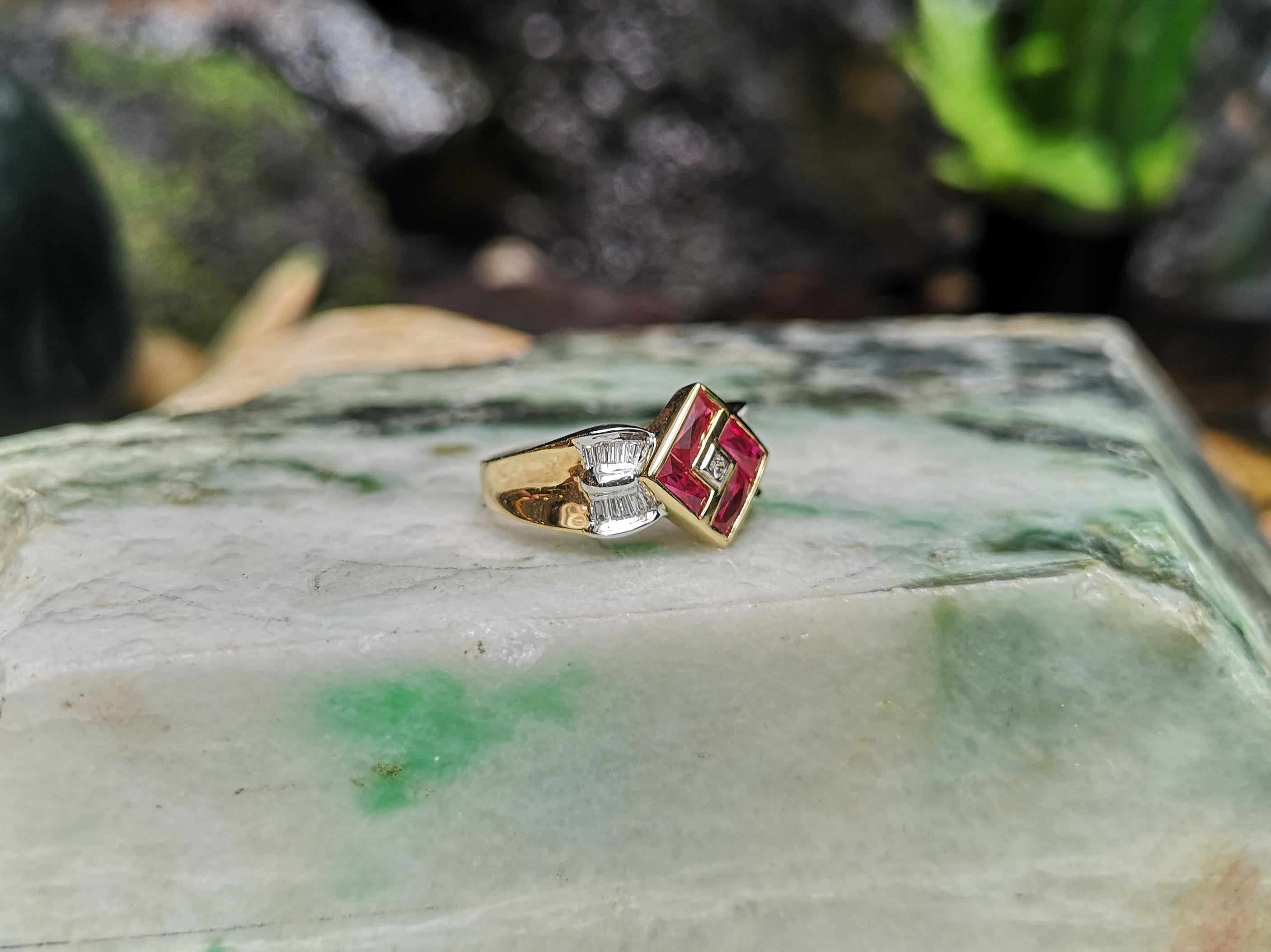 Anello con rubino e diamanti incastonati in oro 18 carati in vendita 3