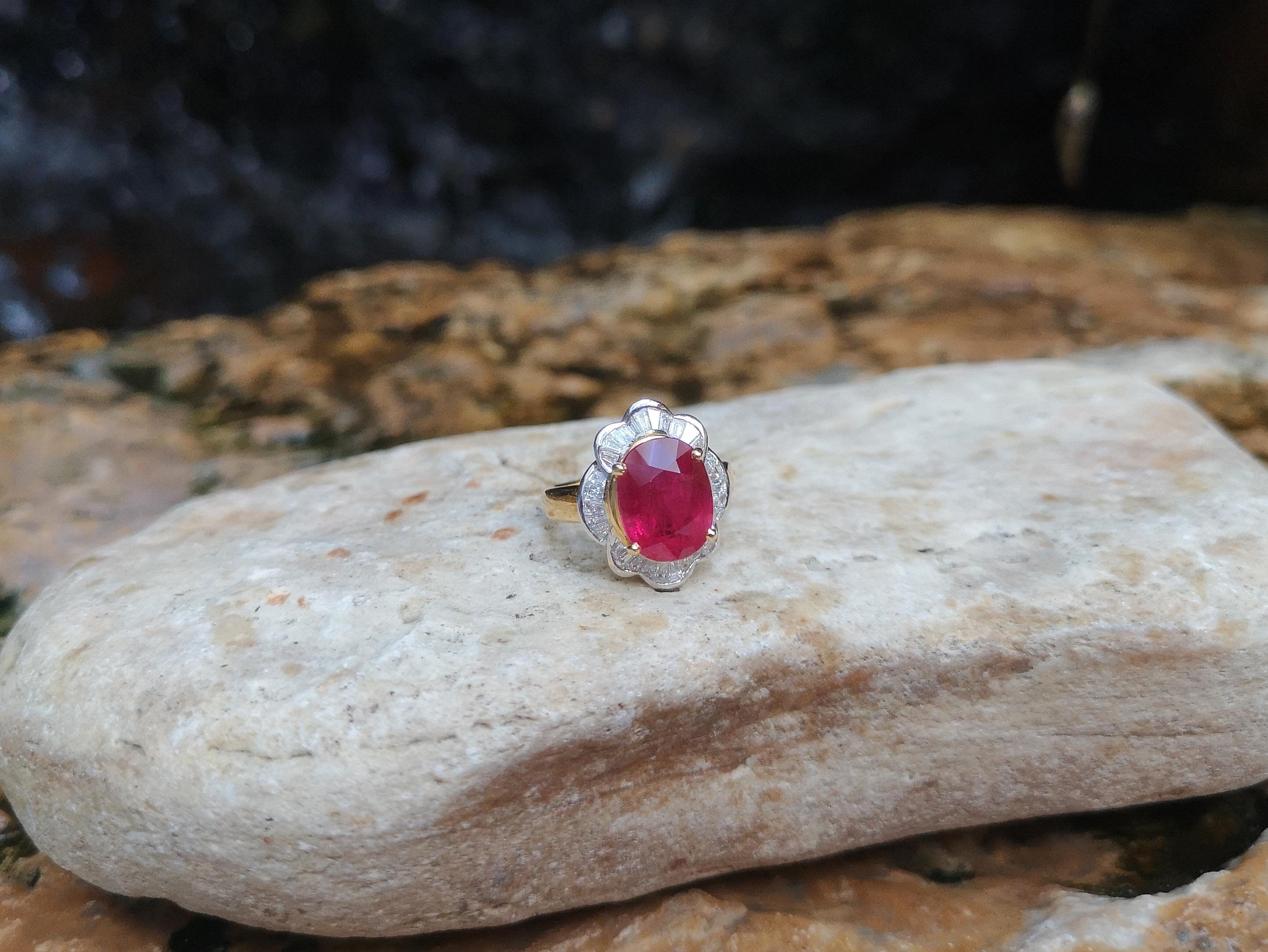 Anillo de rubí con diamantes engastado en oro de 18 quilates en venta 3