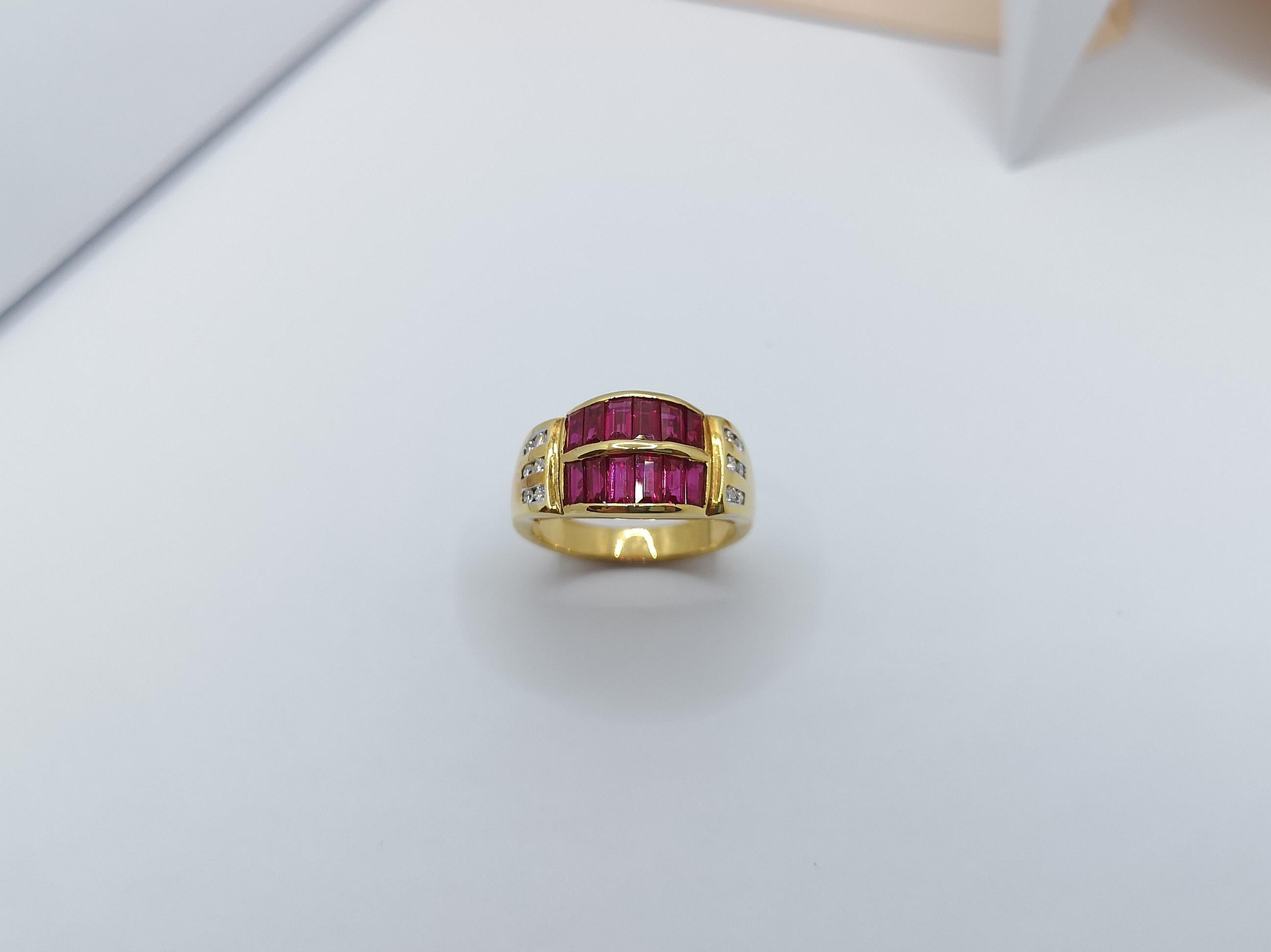 Anello con rubino e diamanti incastonati in oro 18 carati in vendita 3