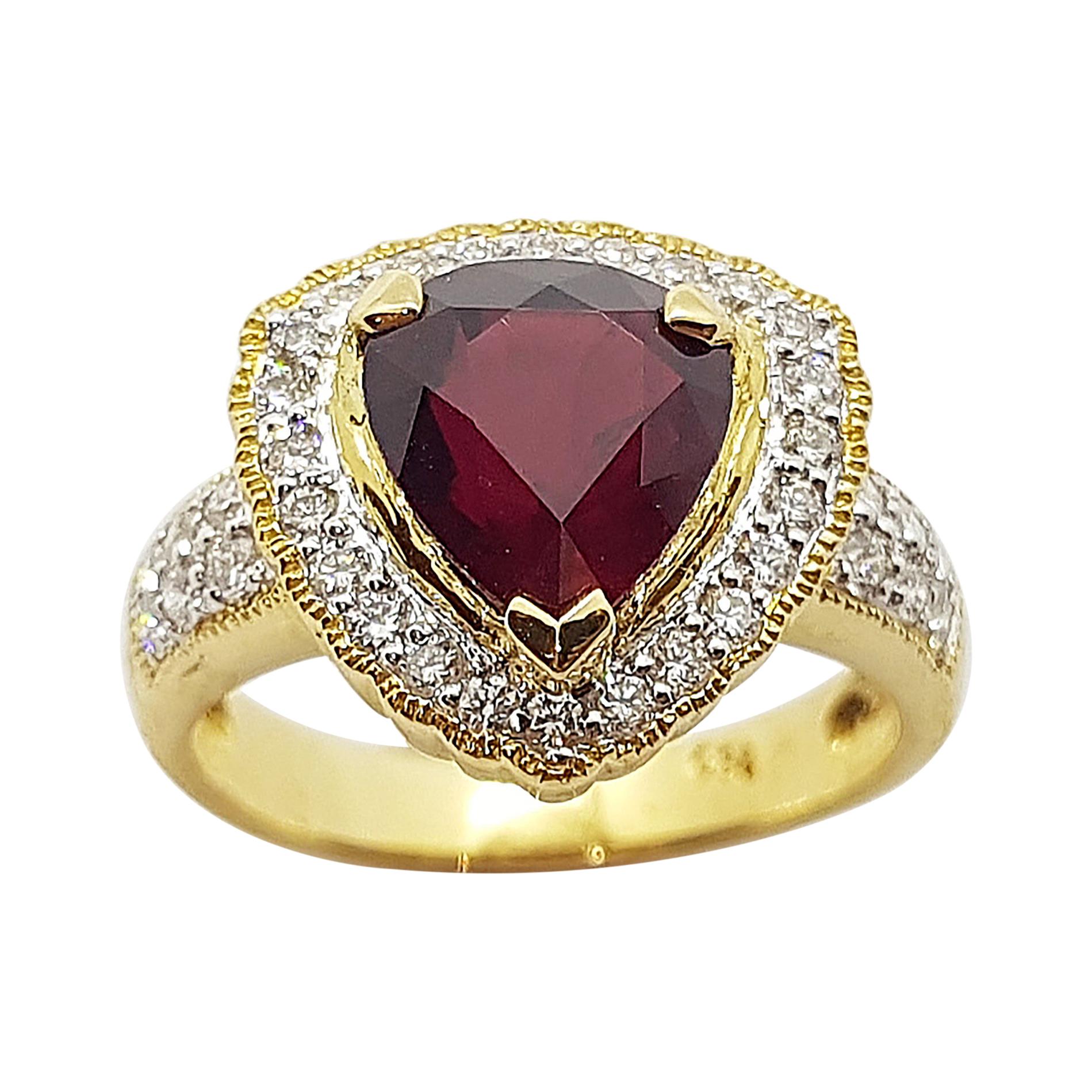 Bague en or 18 carats sertie d'un rubis et de diamants en vente