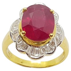 Anillo de rubí con diamantes engastado en oro de 18 quilates