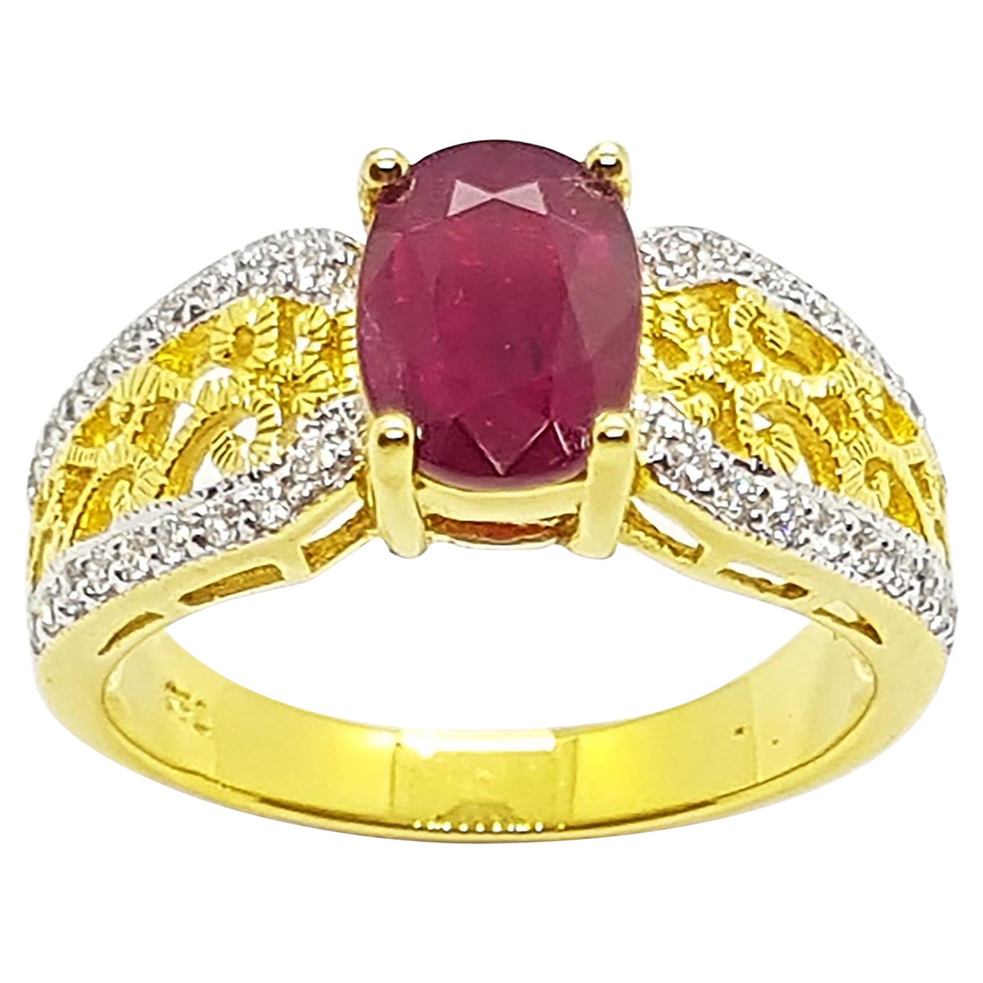 Rubino con diamante  Anello con montatura in oro 18 carati