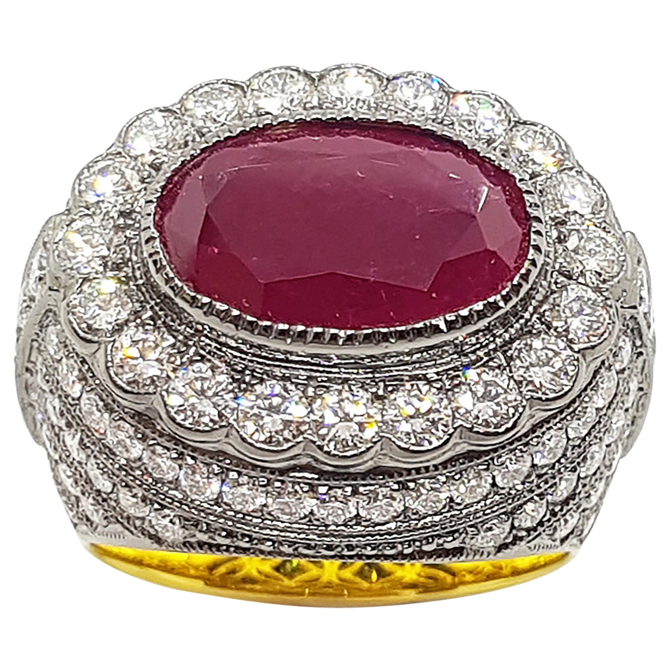 Bague en or 18 carats sertie d'un rubis et de diamants