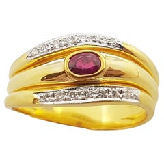 Anillo de rubí con diamantes engastado en oro de 18 quilates