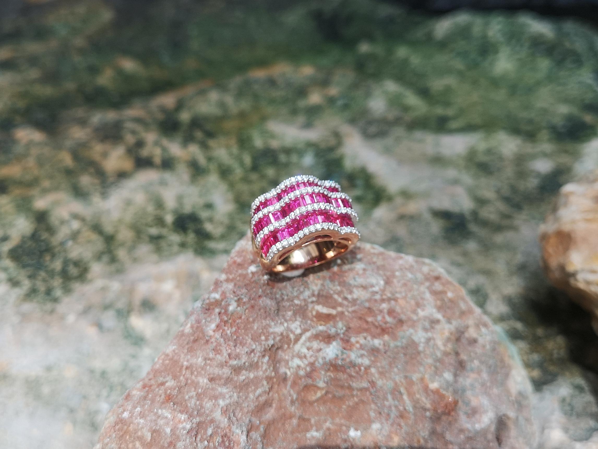 Anillo de rubí con diamantes engarzado en oro rosa de 18 quilates en venta 4