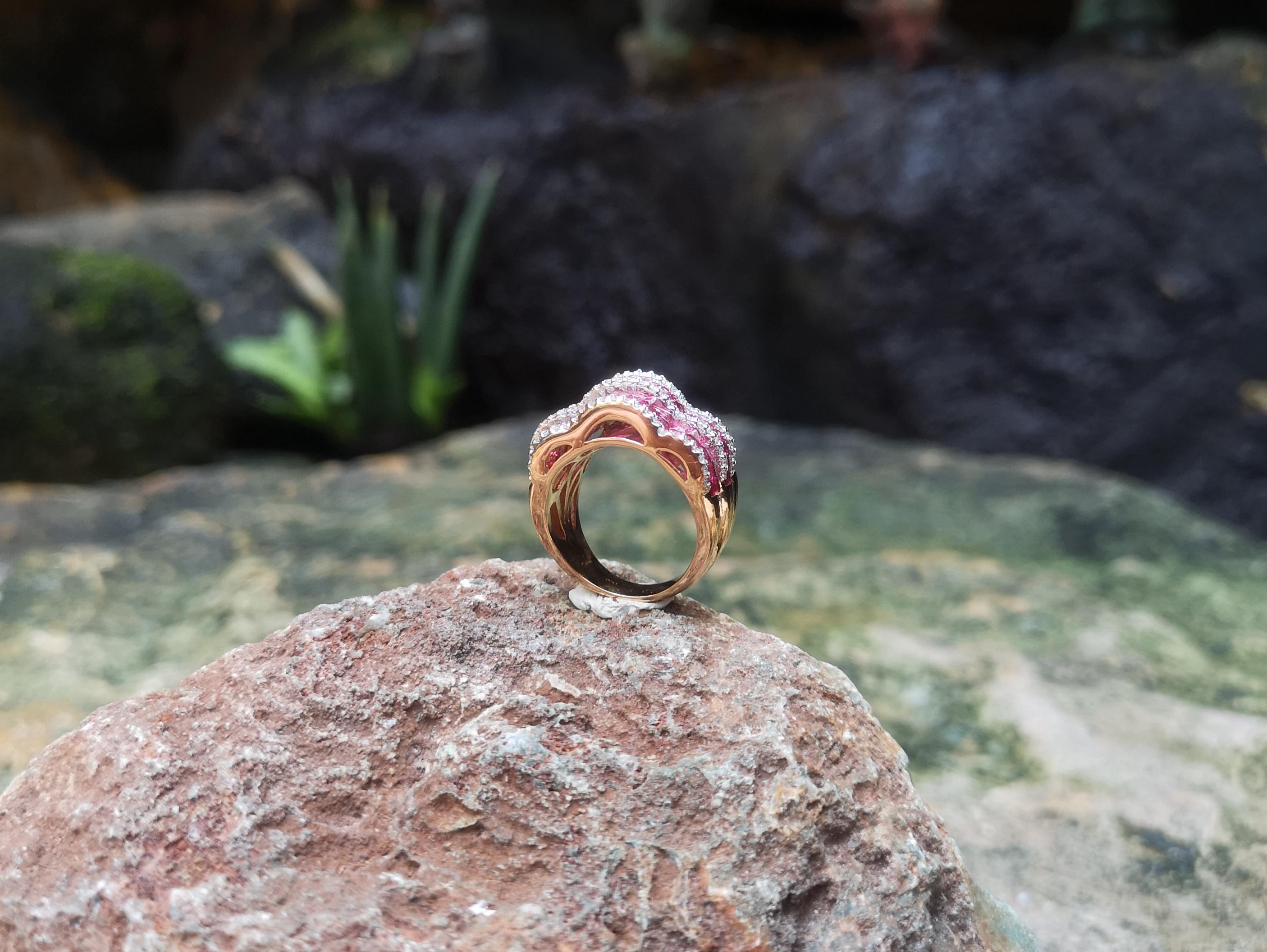 Anillo de rubí con diamantes engarzado en oro rosa de 18 quilates en venta 7