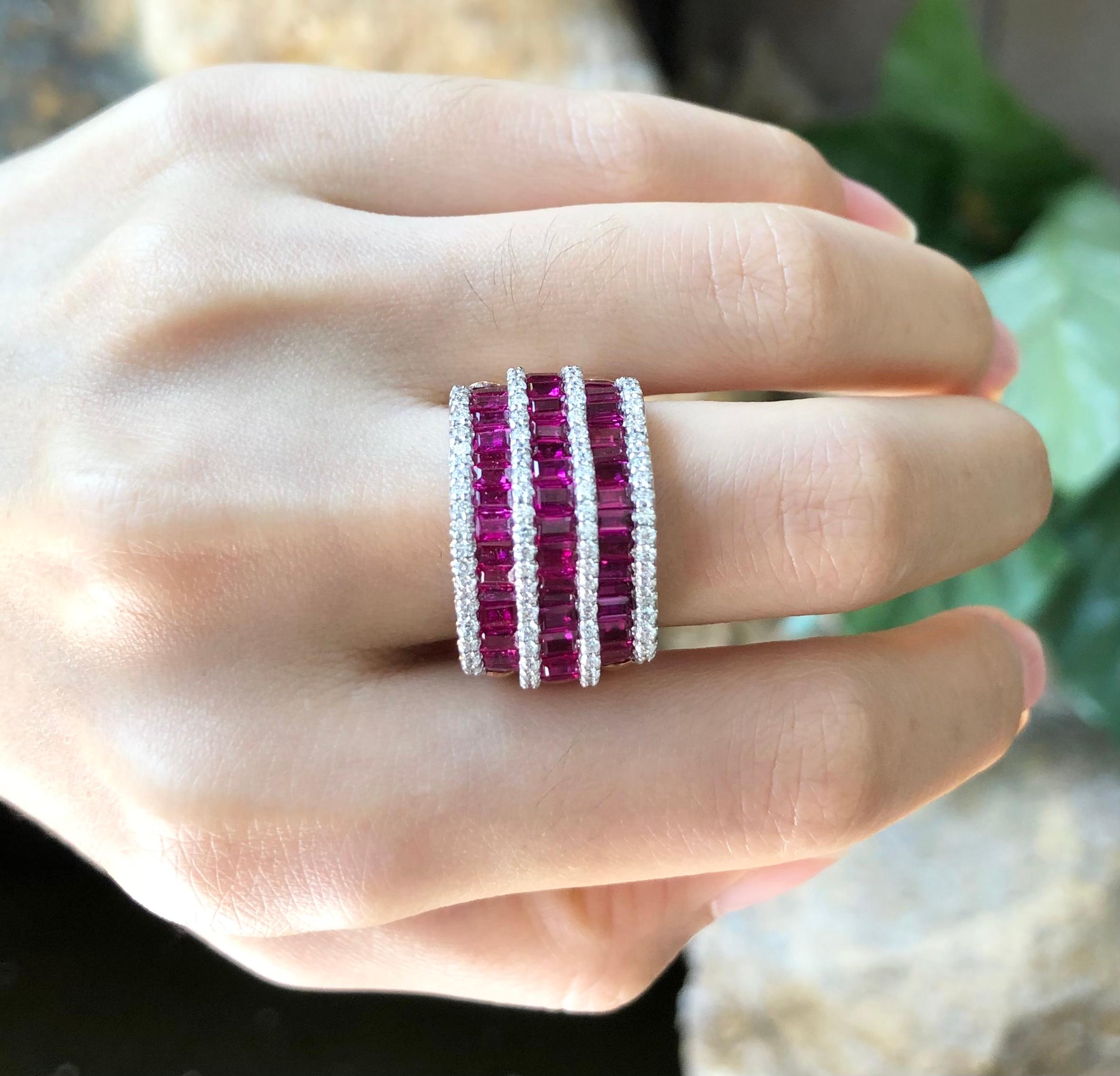 Anillo de Rubí de 4,92 quilates con Diamante de 0,73 quilates engastado en Oro Rosa de 18 quilates

Anchura:  2.2 cm 
Longitud:  1.4 cm
Tamaño del anillo: 54
Peso total: 16.4 gramos

