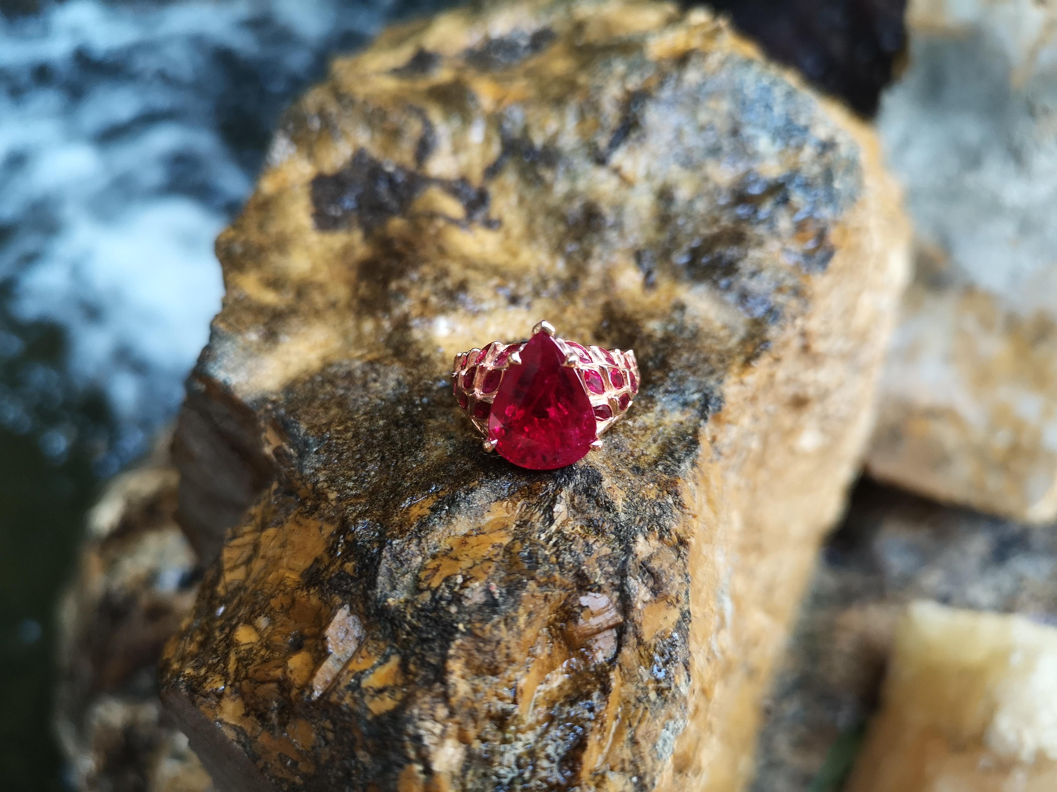 Rubinring mit Diamant in 18 Karat Roségold gefasst (Tropfenschliff) im Angebot