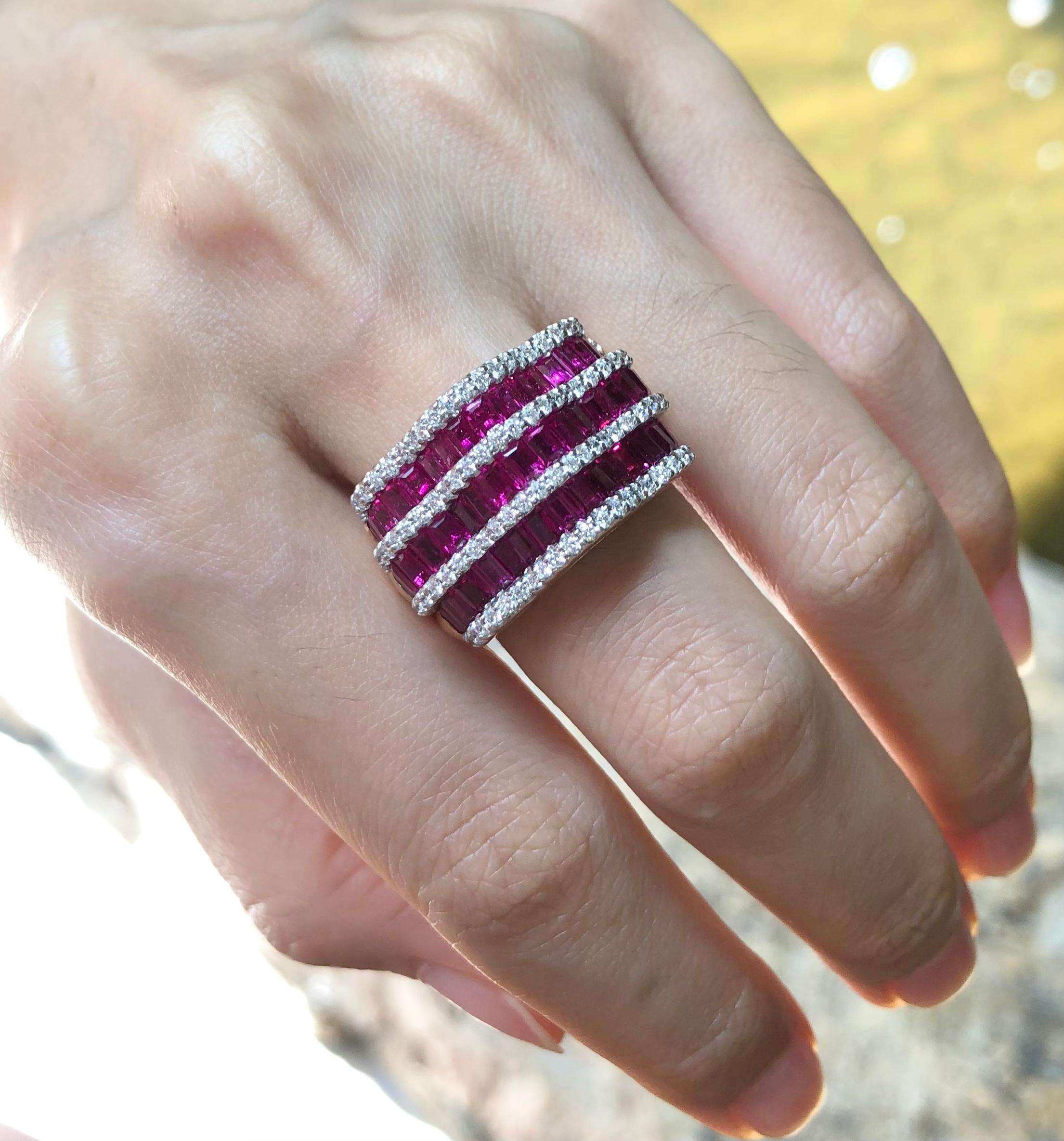 Anillo de rubí con diamantes engarzado en oro rosa de 18 quilates Contemporáneo en venta