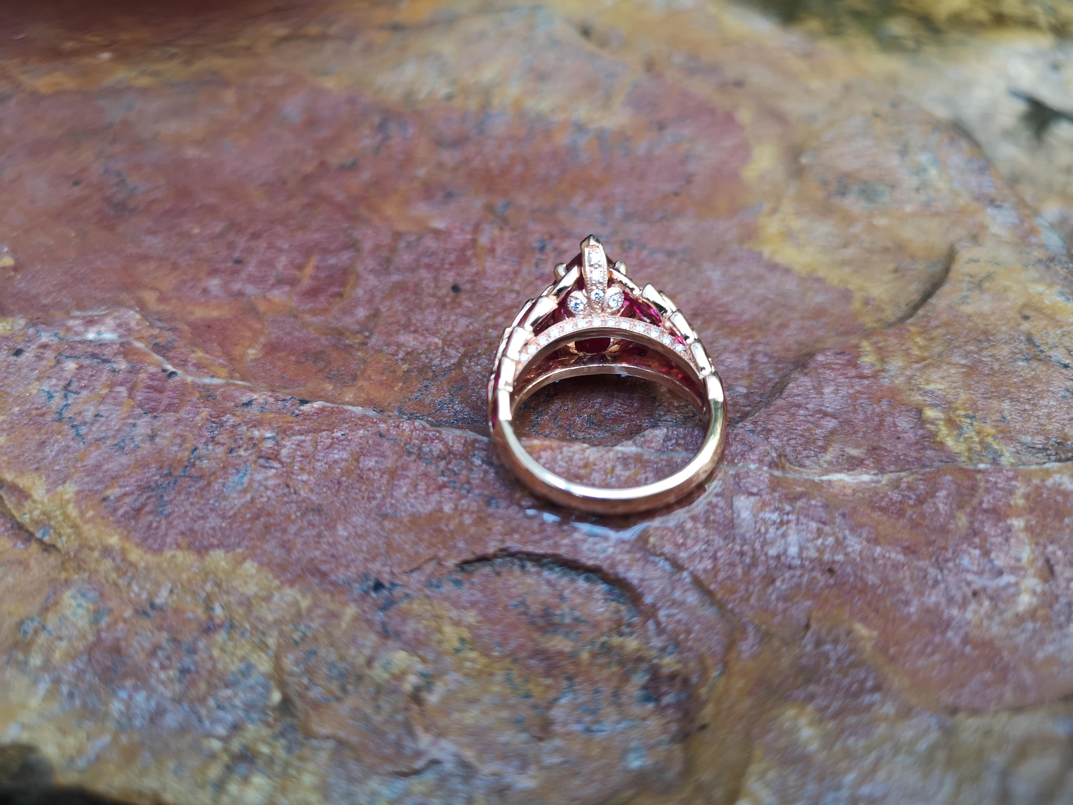 Rubinring mit Diamant in 18 Karat Roségold gefasst im Zustand „Neu“ im Angebot in Bangkok, TH