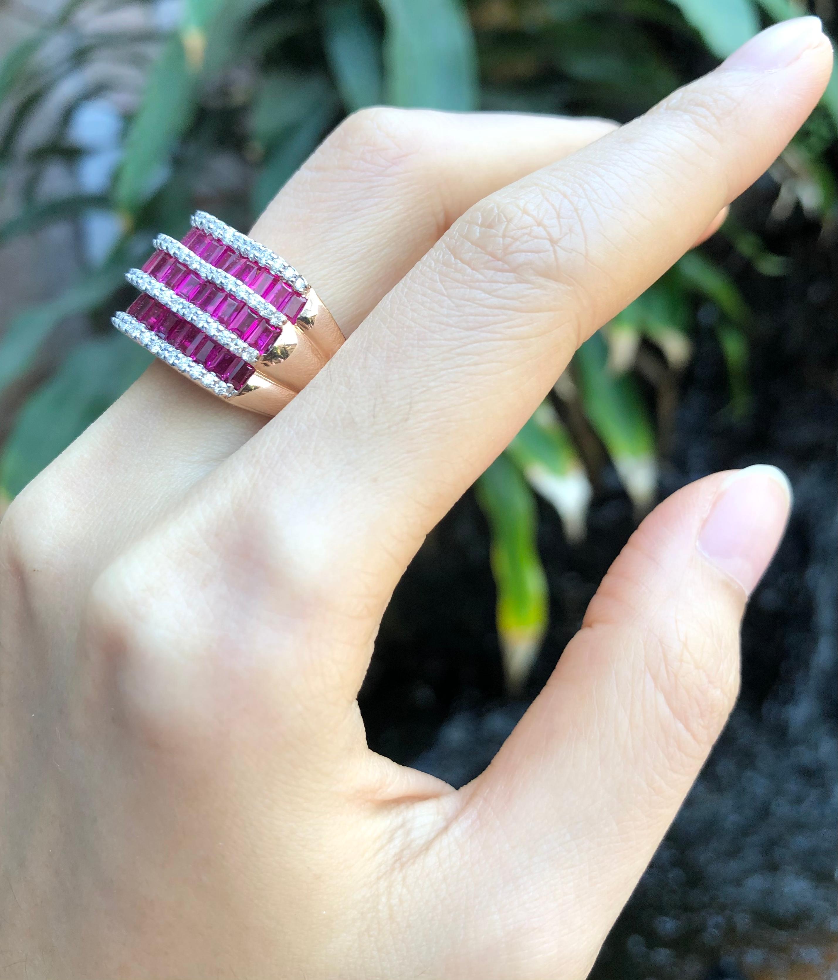 Anillo de rubí con diamantes engarzado en oro rosa de 18 quilates Corte baguette en venta