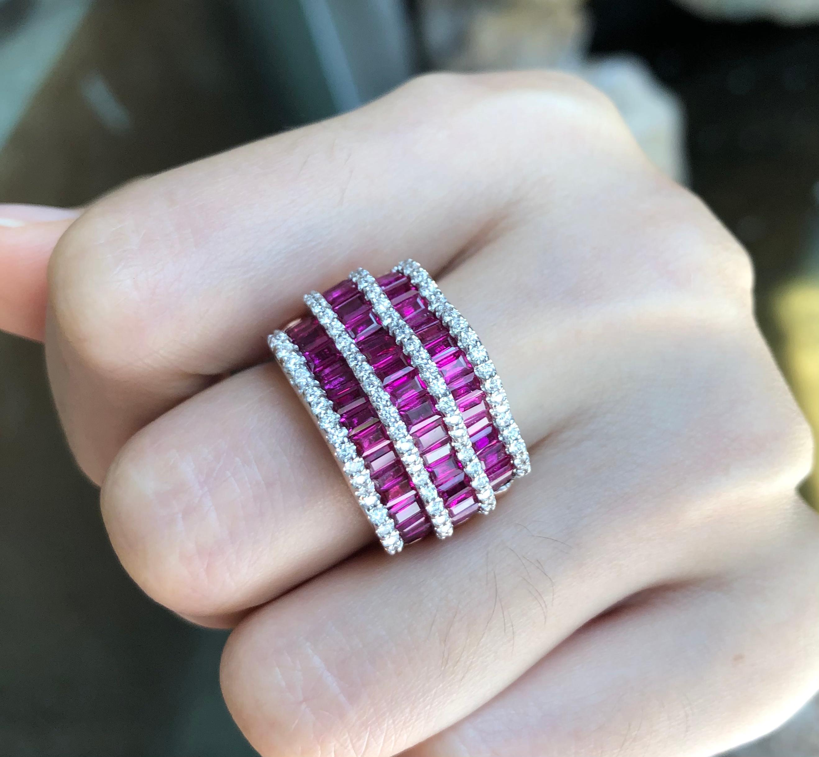 Anillo de rubí con diamantes engarzado en oro rosa de 18 quilates en Nuevo estado para la venta en Bangkok, TH