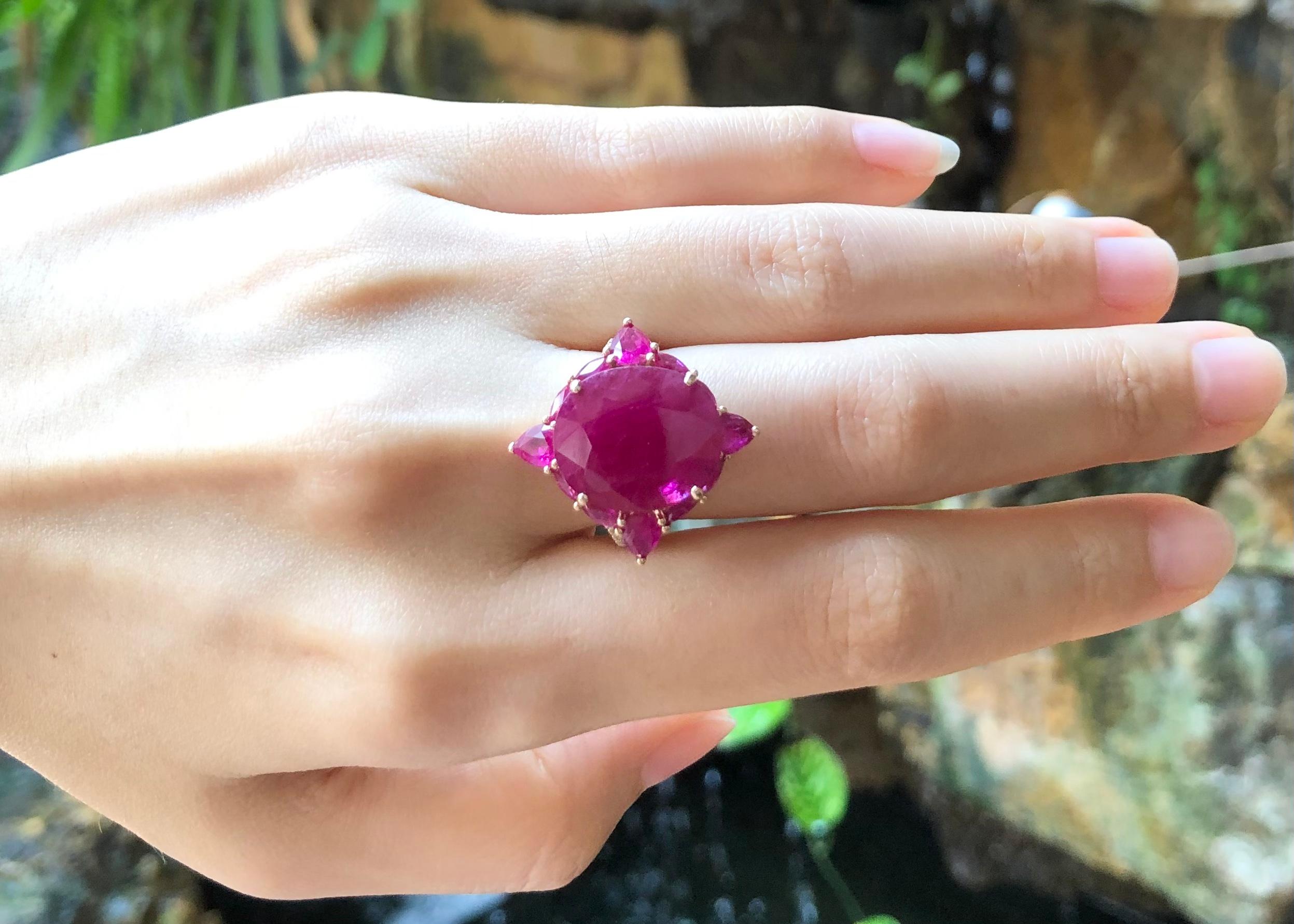 Ruby with Diamond Ring set in 18 Karat Rose Gold Settings In New Condition For Sale In Bangkok, TH