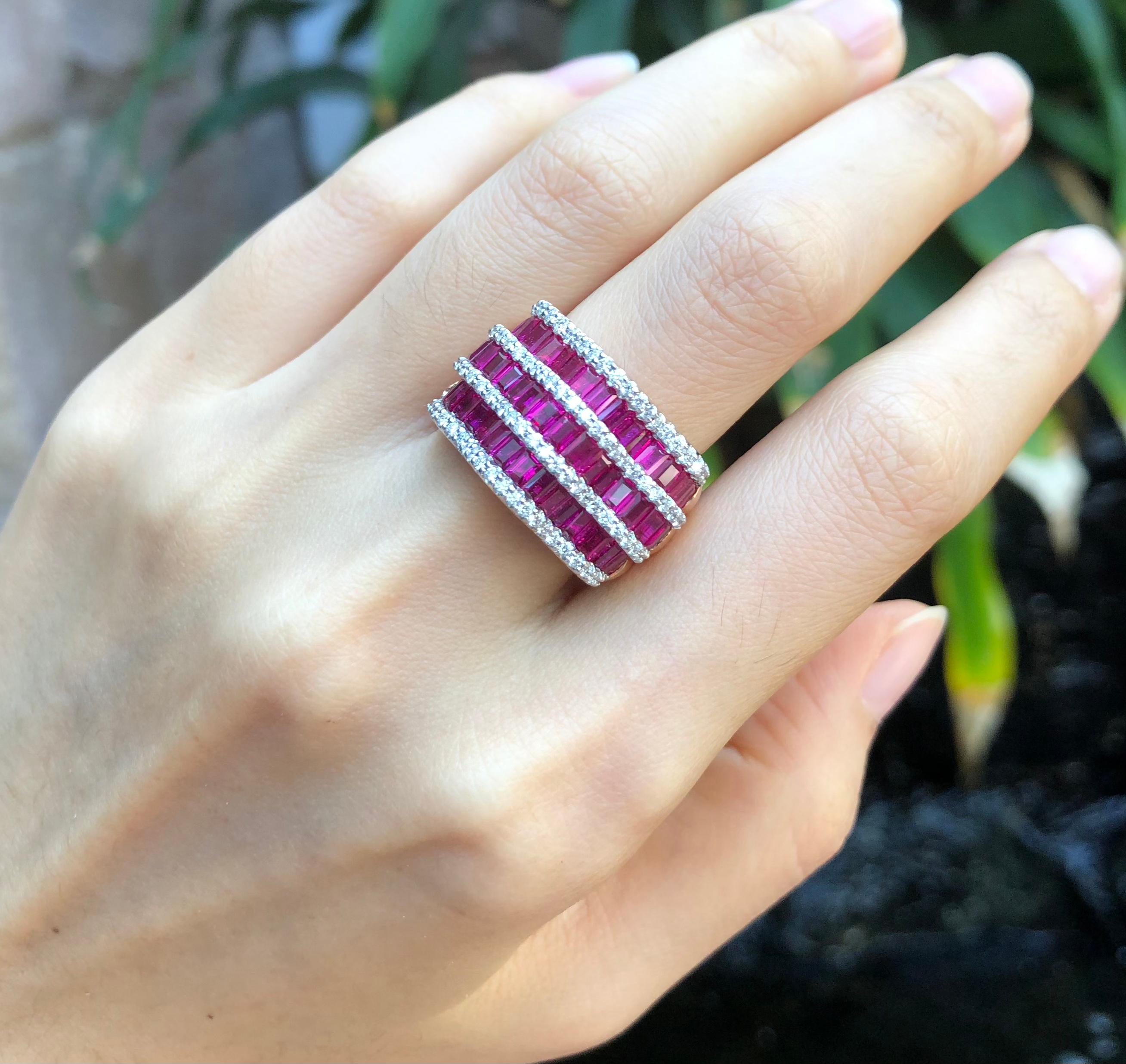 Anillo de rubí con diamantes engarzado en oro rosa de 18 quilates en venta 1